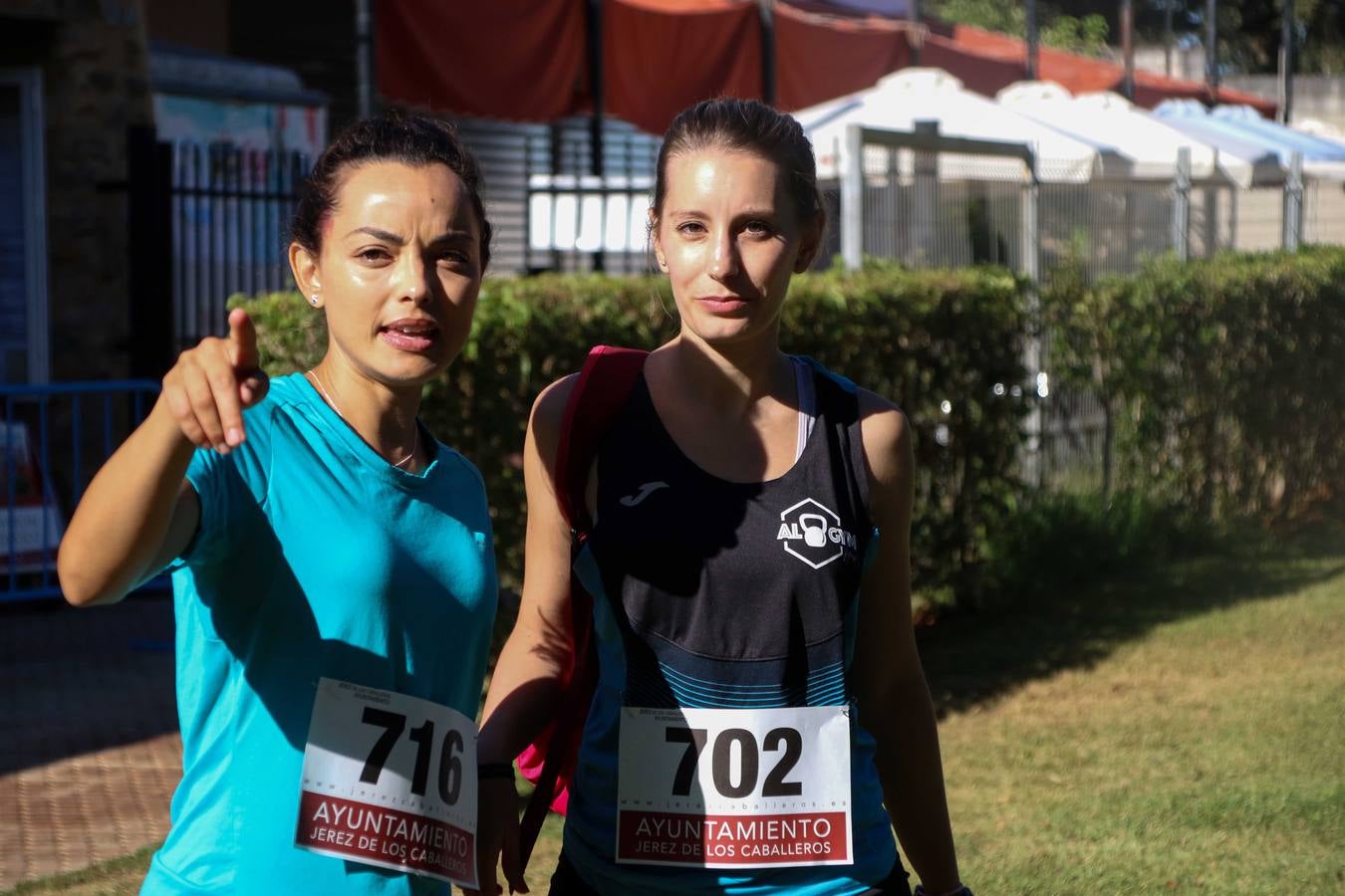 Jerez de los Caballeros ha acogido, esta mañana, la segunda edición del Acuatlón Popular 'Fiestas de San Bartolomé', organizado por la Pontificia y Real Archicofradía del Santísimo Sacramento con la colaboración del Ayuntamiento, el Plan de Dinamización Deportiva de la Mancomunidad Sierra Suroeste, Cruz Roja y diferentes casas comerciales del municipio. El acuatlón ha constado de dos pruebas (natación y atletismo); se ha desarrollado en las instalaciones de la piscina municipal y ciudad deportiva 'Manuel Calzado Galván', y ha contado con la participación de unos 48 inscritos, «la valoración que hacemos es muy positiva porque ha aumentado el número de inscritos y se ha conseguido una participación infantil que es una novedad este año. Los deportistas han acabado contentos y con ganas de repetir, por lo que es una satisfacción para nosotros», señala Álvaro Crespo, miembro de la junta de gobierno de la citada Archicofradía.