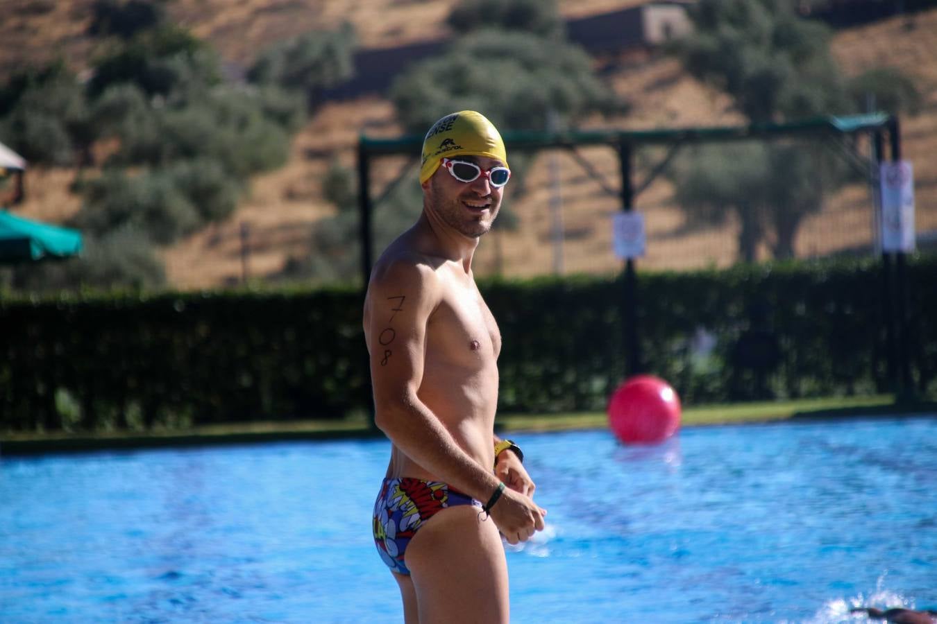 Jerez de los Caballeros ha acogido, esta mañana, la segunda edición del Acuatlón Popular 'Fiestas de San Bartolomé', organizado por la Pontificia y Real Archicofradía del Santísimo Sacramento con la colaboración del Ayuntamiento, el Plan de Dinamización Deportiva de la Mancomunidad Sierra Suroeste, Cruz Roja y diferentes casas comerciales del municipio. El acuatlón ha constado de dos pruebas (natación y atletismo); se ha desarrollado en las instalaciones de la piscina municipal y ciudad deportiva 'Manuel Calzado Galván', y ha contado con la participación de unos 48 inscritos, «la valoración que hacemos es muy positiva porque ha aumentado el número de inscritos y se ha conseguido una participación infantil que es una novedad este año. Los deportistas han acabado contentos y con ganas de repetir, por lo que es una satisfacción para nosotros», señala Álvaro Crespo, miembro de la junta de gobierno de la citada Archicofradía.