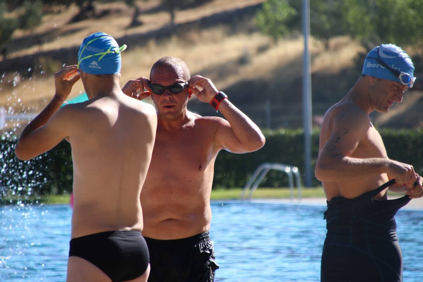 Jerez de los Caballeros ha acogido, esta mañana, la segunda edición del Acuatlón Popular 'Fiestas de San Bartolomé', organizado por la Pontificia y Real Archicofradía del Santísimo Sacramento con la colaboración del Ayuntamiento, el Plan de Dinamización Deportiva de la Mancomunidad Sierra Suroeste, Cruz Roja y diferentes casas comerciales del municipio. El acuatlón ha constado de dos pruebas (natación y atletismo); se ha desarrollado en las instalaciones de la piscina municipal y ciudad deportiva 'Manuel Calzado Galván', y ha contado con la participación de unos 48 inscritos, «la valoración que hacemos es muy positiva porque ha aumentado el número de inscritos y se ha conseguido una participación infantil que es una novedad este año. Los deportistas han acabado contentos y con ganas de repetir, por lo que es una satisfacción para nosotros», señala Álvaro Crespo, miembro de la junta de gobierno de la citada Archicofradía.