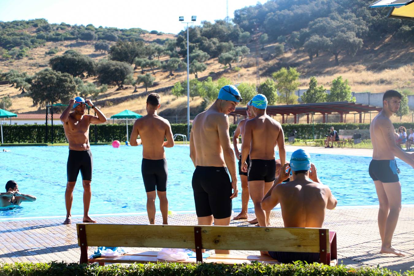 Jerez de los Caballeros ha acogido, esta mañana, la segunda edición del Acuatlón Popular 'Fiestas de San Bartolomé', organizado por la Pontificia y Real Archicofradía del Santísimo Sacramento con la colaboración del Ayuntamiento, el Plan de Dinamización Deportiva de la Mancomunidad Sierra Suroeste, Cruz Roja y diferentes casas comerciales del municipio. El acuatlón ha constado de dos pruebas (natación y atletismo); se ha desarrollado en las instalaciones de la piscina municipal y ciudad deportiva 'Manuel Calzado Galván', y ha contado con la participación de unos 48 inscritos, «la valoración que hacemos es muy positiva porque ha aumentado el número de inscritos y se ha conseguido una participación infantil que es una novedad este año. Los deportistas han acabado contentos y con ganas de repetir, por lo que es una satisfacción para nosotros», señala Álvaro Crespo, miembro de la junta de gobierno de la citada Archicofradía.
