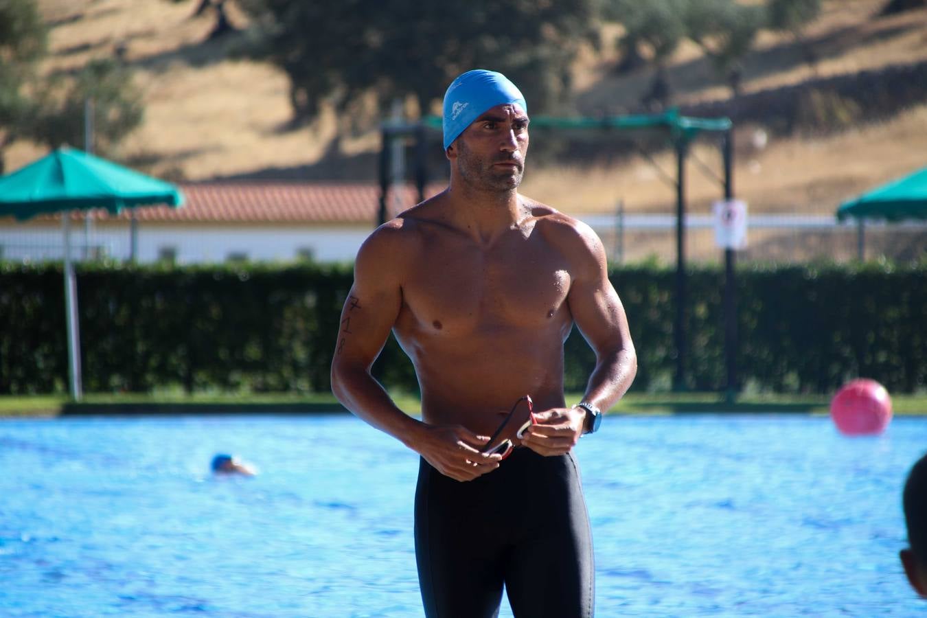 Jerez de los Caballeros ha acogido, esta mañana, la segunda edición del Acuatlón Popular 'Fiestas de San Bartolomé', organizado por la Pontificia y Real Archicofradía del Santísimo Sacramento con la colaboración del Ayuntamiento, el Plan de Dinamización Deportiva de la Mancomunidad Sierra Suroeste, Cruz Roja y diferentes casas comerciales del municipio. El acuatlón ha constado de dos pruebas (natación y atletismo); se ha desarrollado en las instalaciones de la piscina municipal y ciudad deportiva 'Manuel Calzado Galván', y ha contado con la participación de unos 48 inscritos, «la valoración que hacemos es muy positiva porque ha aumentado el número de inscritos y se ha conseguido una participación infantil que es una novedad este año. Los deportistas han acabado contentos y con ganas de repetir, por lo que es una satisfacción para nosotros», señala Álvaro Crespo, miembro de la junta de gobierno de la citada Archicofradía.