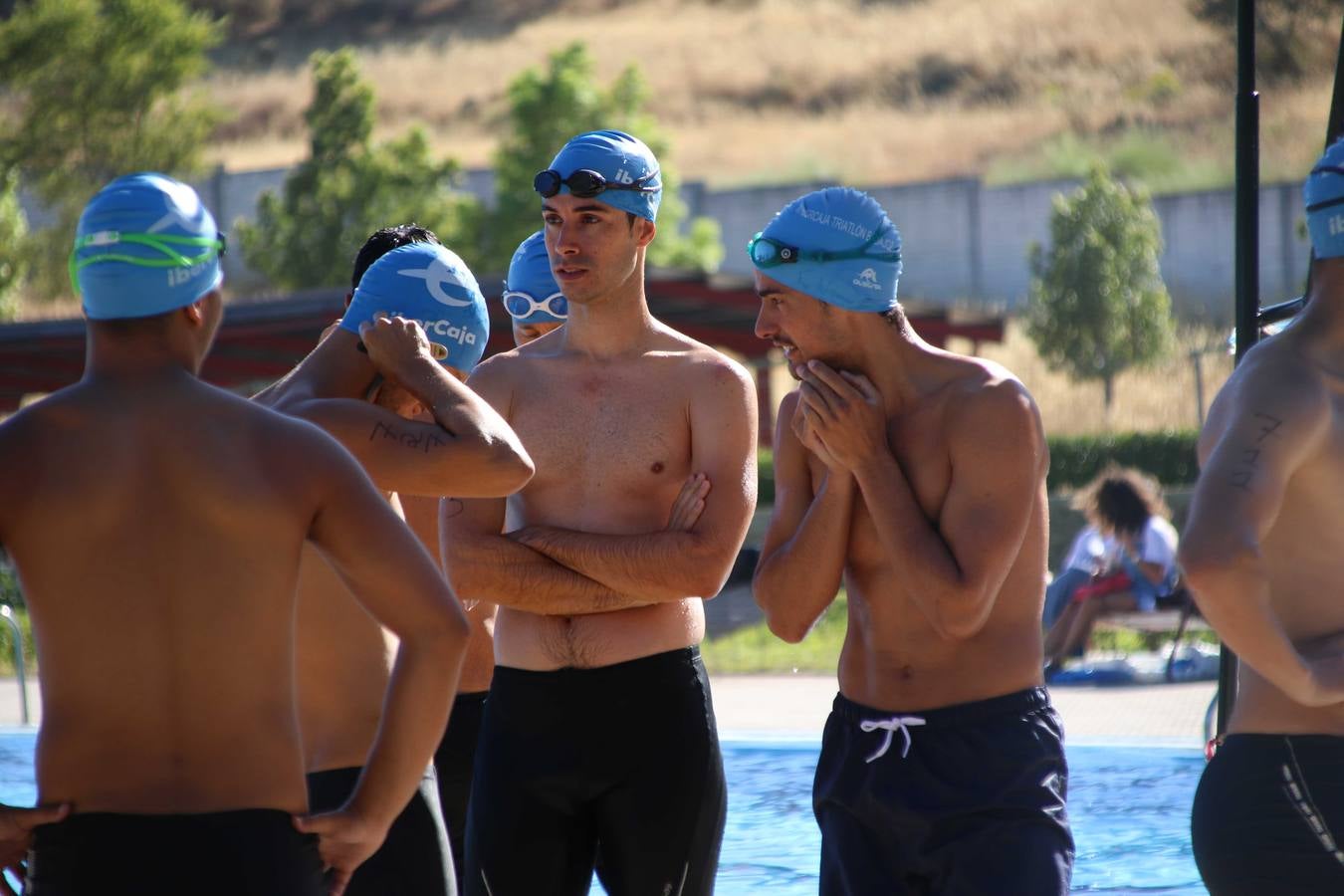 Jerez de los Caballeros ha acogido, esta mañana, la segunda edición del Acuatlón Popular 'Fiestas de San Bartolomé', organizado por la Pontificia y Real Archicofradía del Santísimo Sacramento con la colaboración del Ayuntamiento, el Plan de Dinamización Deportiva de la Mancomunidad Sierra Suroeste, Cruz Roja y diferentes casas comerciales del municipio. El acuatlón ha constado de dos pruebas (natación y atletismo); se ha desarrollado en las instalaciones de la piscina municipal y ciudad deportiva 'Manuel Calzado Galván', y ha contado con la participación de unos 48 inscritos, «la valoración que hacemos es muy positiva porque ha aumentado el número de inscritos y se ha conseguido una participación infantil que es una novedad este año. Los deportistas han acabado contentos y con ganas de repetir, por lo que es una satisfacción para nosotros», señala Álvaro Crespo, miembro de la junta de gobierno de la citada Archicofradía.