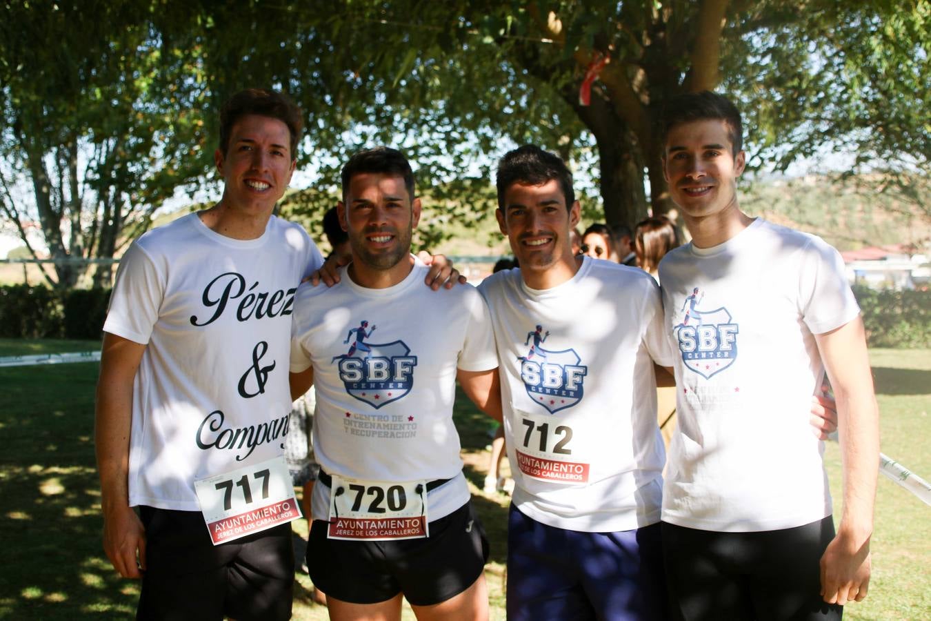 Jerez de los Caballeros ha acogido, esta mañana, la segunda edición del Acuatlón Popular 'Fiestas de San Bartolomé', organizado por la Pontificia y Real Archicofradía del Santísimo Sacramento con la colaboración del Ayuntamiento, el Plan de Dinamización Deportiva de la Mancomunidad Sierra Suroeste, Cruz Roja y diferentes casas comerciales del municipio. El acuatlón ha constado de dos pruebas (natación y atletismo); se ha desarrollado en las instalaciones de la piscina municipal y ciudad deportiva 'Manuel Calzado Galván', y ha contado con la participación de unos 48 inscritos, «la valoración que hacemos es muy positiva porque ha aumentado el número de inscritos y se ha conseguido una participación infantil que es una novedad este año. Los deportistas han acabado contentos y con ganas de repetir, por lo que es una satisfacción para nosotros», señala Álvaro Crespo, miembro de la junta de gobierno de la citada Archicofradía.
