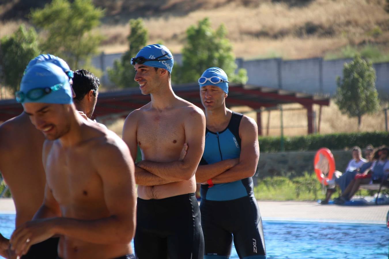 Jerez de los Caballeros ha acogido, esta mañana, la segunda edición del Acuatlón Popular 'Fiestas de San Bartolomé', organizado por la Pontificia y Real Archicofradía del Santísimo Sacramento con la colaboración del Ayuntamiento, el Plan de Dinamización Deportiva de la Mancomunidad Sierra Suroeste, Cruz Roja y diferentes casas comerciales del municipio. El acuatlón ha constado de dos pruebas (natación y atletismo); se ha desarrollado en las instalaciones de la piscina municipal y ciudad deportiva 'Manuel Calzado Galván', y ha contado con la participación de unos 48 inscritos, «la valoración que hacemos es muy positiva porque ha aumentado el número de inscritos y se ha conseguido una participación infantil que es una novedad este año. Los deportistas han acabado contentos y con ganas de repetir, por lo que es una satisfacción para nosotros», señala Álvaro Crespo, miembro de la junta de gobierno de la citada Archicofradía.