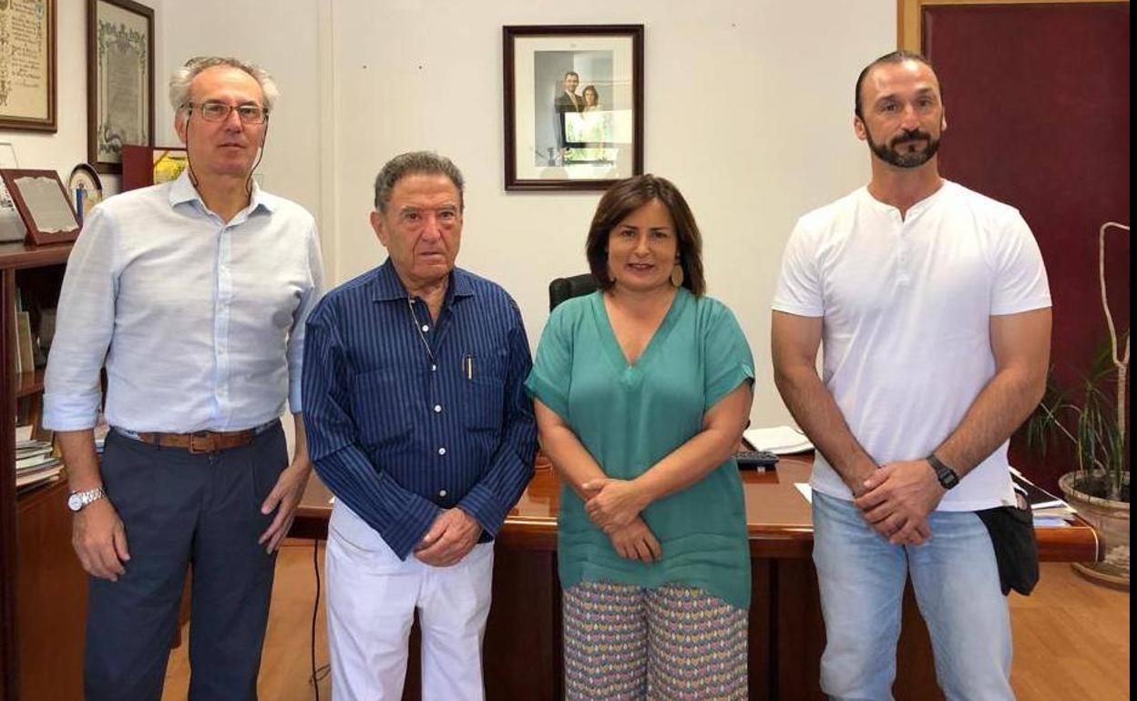 El alcalde de Jerez, Juan Carlos Santana, junto a la primera teniente de alcalde, Francisca Rosa, el empresario Alfonso Gallardo y el concejal de Industria, Carlos Boza, hoy en el Ayuntamiento.