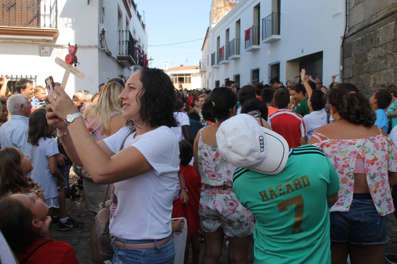 El repique de las campanas de San Bartolomé ha sonado este viernes, 23 de agosto, muy alegre, para anunciar la 'Salida del diablo', una de las tradiciones más ancestrales de Jerez de los Caballeros que anunciar la festividad de San Bartolomé, patrón de la ciudad. Organizada por la Comisión integrada en la Archicofradía del Santísimo Sacramento, la citada representación se ha vivido con gran expectación y emoción y este año con sorpresa. El recorrido del diablo por las calles ha hecho las decilicias de cientos de niños y niñas que han disfrutado de la cita, al tiempo que han contribuido a revivir esta gran celebración cargada de simbología, pues la figura del diablo aparece representada a los pies del patrón, encadenada, representando el triunfo del bien sobre el mal. Cada 23 de agosto, se libera de esas cadenas y recorre la localidad templaria, escoba en mano. La única forma de hacer frente a su ira, es mostrarle una cruz, por ello hoy la imagen más entrañable la han protagonizado los más pequeños portando en sus manos pequeñas cruces de madera para, como manda la tradición, «evitar que el diablo les coja». La cita da paso esta noche a la también tradicional 'Quema del rabo del diablo' que organizan los amigos de esta representación a las 22 horas en el Llano de Santa María y con el fuego como elemento purificador.