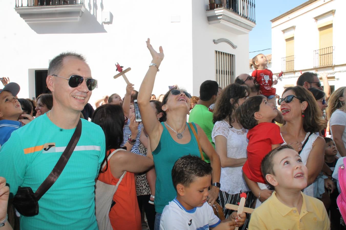 El repique de las campanas de San Bartolomé ha sonado este viernes, 23 de agosto, muy alegre, para anunciar la 'Salida del diablo', una de las tradiciones más ancestrales de Jerez de los Caballeros que anunciar la festividad de San Bartolomé, patrón de la ciudad. Organizada por la Comisión integrada en la Archicofradía del Santísimo Sacramento, la citada representación se ha vivido con gran expectación y emoción y este año con sorpresa. El recorrido del diablo por las calles ha hecho las decilicias de cientos de niños y niñas que han disfrutado de la cita, al tiempo que han contribuido a revivir esta gran celebración cargada de simbología, pues la figura del diablo aparece representada a los pies del patrón, encadenada, representando el triunfo del bien sobre el mal. Cada 23 de agosto, se libera de esas cadenas y recorre la localidad templaria, escoba en mano. La única forma de hacer frente a su ira, es mostrarle una cruz, por ello hoy la imagen más entrañable la han protagonizado los más pequeños portando en sus manos pequeñas cruces de madera para, como manda la tradición, «evitar que el diablo les coja». La cita da paso esta noche a la también tradicional 'Quema del rabo del diablo' que organizan los amigos de esta representación a las 22 horas en el Llano de Santa María y con el fuego como elemento purificador.