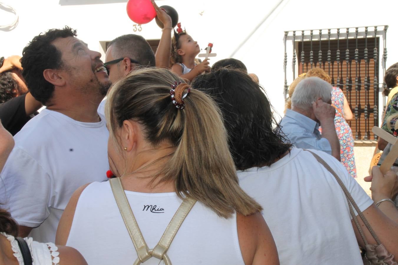 El repique de las campanas de San Bartolomé ha sonado este viernes, 23 de agosto, muy alegre, para anunciar la 'Salida del diablo', una de las tradiciones más ancestrales de Jerez de los Caballeros que anunciar la festividad de San Bartolomé, patrón de la ciudad. Organizada por la Comisión integrada en la Archicofradía del Santísimo Sacramento, la citada representación se ha vivido con gran expectación y emoción y este año con sorpresa. El recorrido del diablo por las calles ha hecho las decilicias de cientos de niños y niñas que han disfrutado de la cita, al tiempo que han contribuido a revivir esta gran celebración cargada de simbología, pues la figura del diablo aparece representada a los pies del patrón, encadenada, representando el triunfo del bien sobre el mal. Cada 23 de agosto, se libera de esas cadenas y recorre la localidad templaria, escoba en mano. La única forma de hacer frente a su ira, es mostrarle una cruz, por ello hoy la imagen más entrañable la han protagonizado los más pequeños portando en sus manos pequeñas cruces de madera para, como manda la tradición, «evitar que el diablo les coja». La cita da paso esta noche a la también tradicional 'Quema del rabo del diablo' que organizan los amigos de esta representación a las 22 horas en el Llano de Santa María y con el fuego como elemento purificador.