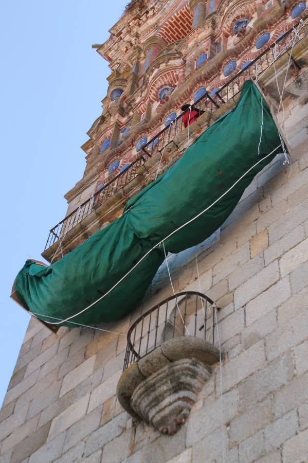 El repique de las campanas de San Bartolomé ha sonado este viernes, 23 de agosto, muy alegre, para anunciar la 'Salida del diablo', una de las tradiciones más ancestrales de Jerez de los Caballeros que anunciar la festividad de San Bartolomé, patrón de la ciudad. Organizada por la Comisión integrada en la Archicofradía del Santísimo Sacramento, la citada representación se ha vivido con gran expectación y emoción y este año con sorpresa. El recorrido del diablo por las calles ha hecho las decilicias de cientos de niños y niñas que han disfrutado de la cita, al tiempo que han contribuido a revivir esta gran celebración cargada de simbología, pues la figura del diablo aparece representada a los pies del patrón, encadenada, representando el triunfo del bien sobre el mal. Cada 23 de agosto, se libera de esas cadenas y recorre la localidad templaria, escoba en mano. La única forma de hacer frente a su ira, es mostrarle una cruz, por ello hoy la imagen más entrañable la han protagonizado los más pequeños portando en sus manos pequeñas cruces de madera para, como manda la tradición, «evitar que el diablo les coja». La cita da paso esta noche a la también tradicional 'Quema del rabo del diablo' que organizan los amigos de esta representación a las 22 horas en el Llano de Santa María y con el fuego como elemento purificador.