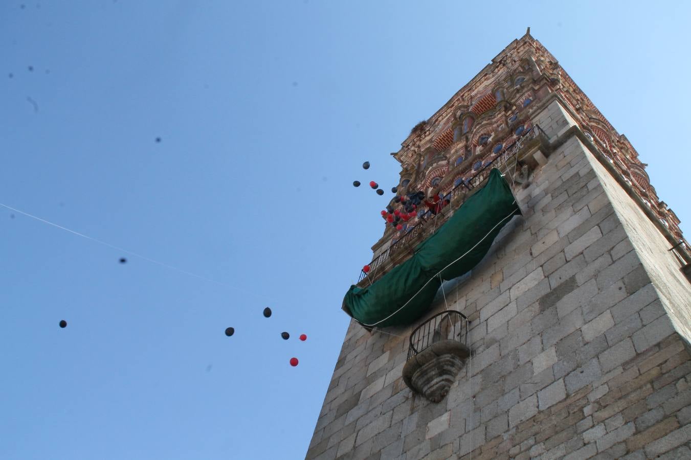 El repique de las campanas de San Bartolomé ha sonado este viernes, 23 de agosto, muy alegre, para anunciar la 'Salida del diablo', una de las tradiciones más ancestrales de Jerez de los Caballeros que anunciar la festividad de San Bartolomé, patrón de la ciudad. Organizada por la Comisión integrada en la Archicofradía del Santísimo Sacramento, la citada representación se ha vivido con gran expectación y emoción y este año con sorpresa. El recorrido del diablo por las calles ha hecho las decilicias de cientos de niños y niñas que han disfrutado de la cita, al tiempo que han contribuido a revivir esta gran celebración cargada de simbología, pues la figura del diablo aparece representada a los pies del patrón, encadenada, representando el triunfo del bien sobre el mal. Cada 23 de agosto, se libera de esas cadenas y recorre la localidad templaria, escoba en mano. La única forma de hacer frente a su ira, es mostrarle una cruz, por ello hoy la imagen más entrañable la han protagonizado los más pequeños portando en sus manos pequeñas cruces de madera para, como manda la tradición, «evitar que el diablo les coja». La cita da paso esta noche a la también tradicional 'Quema del rabo del diablo' que organizan los amigos de esta representación a las 22 horas en el Llano de Santa María y con el fuego como elemento purificador.