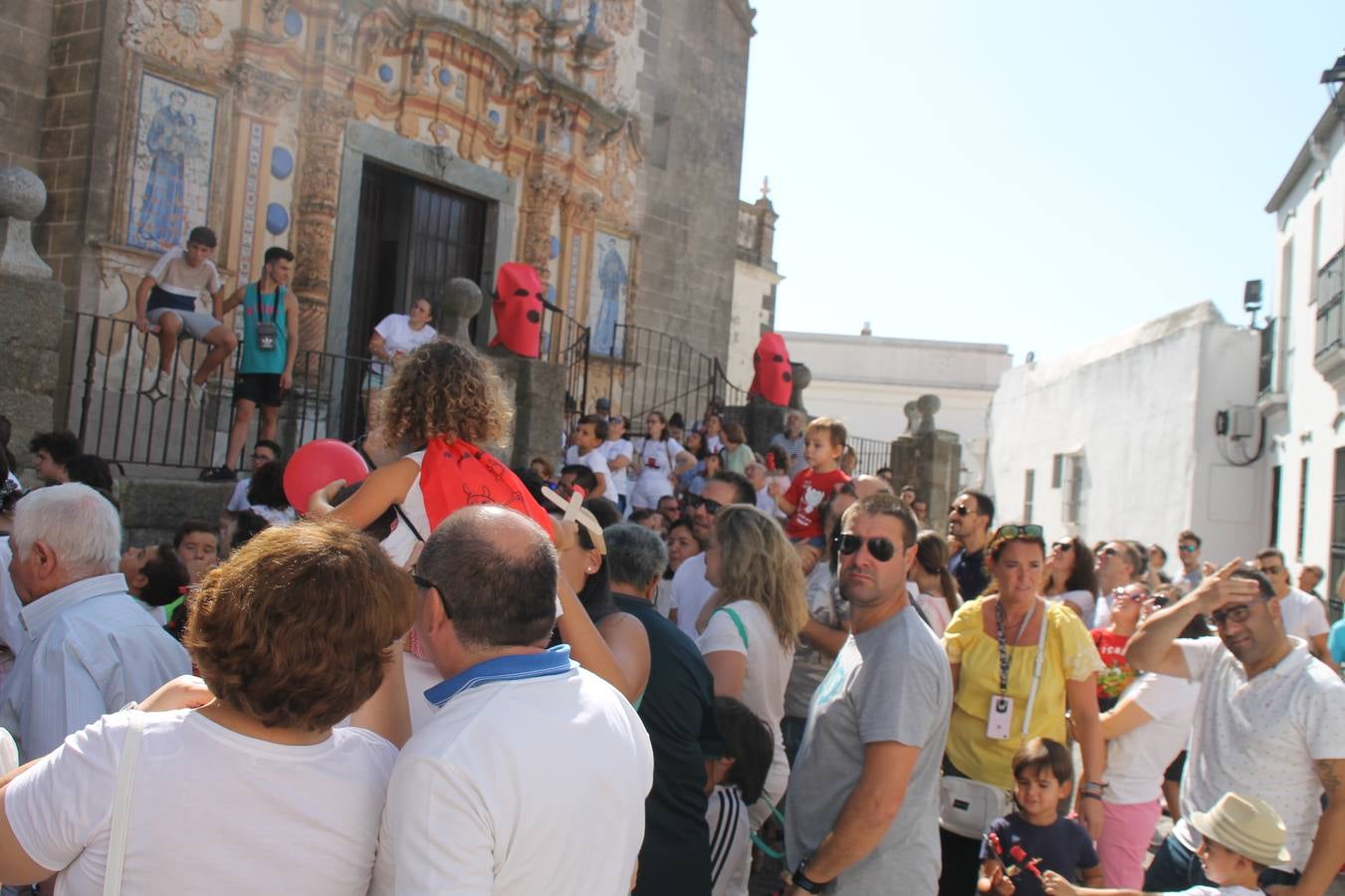 El repique de las campanas de San Bartolomé ha sonado este viernes, 23 de agosto, muy alegre, para anunciar la 'Salida del diablo', una de las tradiciones más ancestrales de Jerez de los Caballeros que anunciar la festividad de San Bartolomé, patrón de la ciudad. Organizada por la Comisión integrada en la Archicofradía del Santísimo Sacramento, la citada representación se ha vivido con gran expectación y emoción y este año con sorpresa. El recorrido del diablo por las calles ha hecho las decilicias de cientos de niños y niñas que han disfrutado de la cita, al tiempo que han contribuido a revivir esta gran celebración cargada de simbología, pues la figura del diablo aparece representada a los pies del patrón, encadenada, representando el triunfo del bien sobre el mal. Cada 23 de agosto, se libera de esas cadenas y recorre la localidad templaria, escoba en mano. La única forma de hacer frente a su ira, es mostrarle una cruz, por ello hoy la imagen más entrañable la han protagonizado los más pequeños portando en sus manos pequeñas cruces de madera para, como manda la tradición, «evitar que el diablo les coja». La cita da paso esta noche a la también tradicional 'Quema del rabo del diablo' que organizan los amigos de esta representación a las 22 horas en el Llano de Santa María y con el fuego como elemento purificador.
