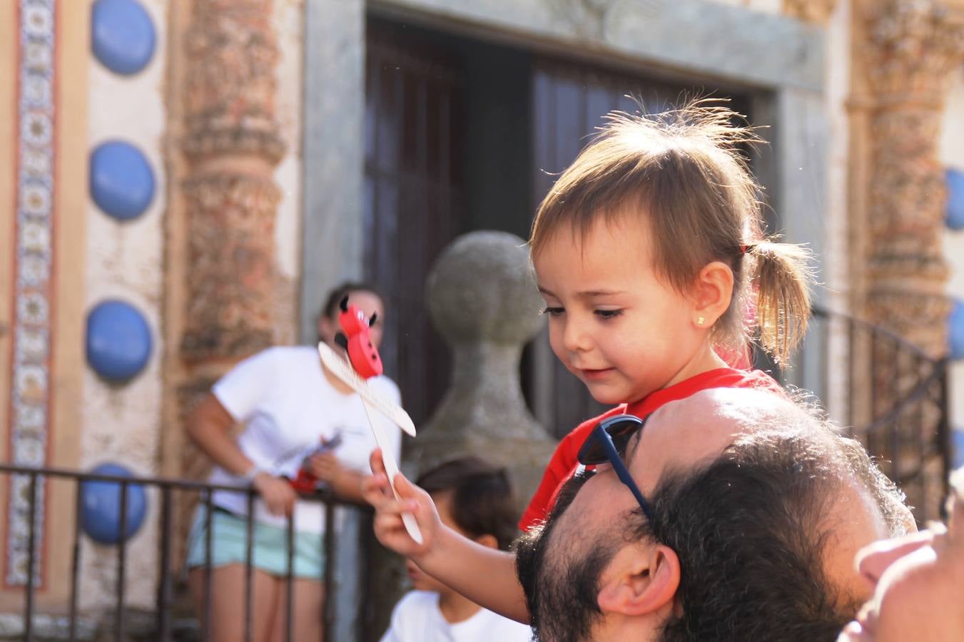 El repique de las campanas de San Bartolomé ha sonado este viernes, 23 de agosto, muy alegre, para anunciar la 'Salida del diablo', una de las tradiciones más ancestrales de Jerez de los Caballeros que anunciar la festividad de San Bartolomé, patrón de la ciudad. Organizada por la Comisión integrada en la Archicofradía del Santísimo Sacramento, la citada representación se ha vivido con gran expectación y emoción y este año con sorpresa. El recorrido del diablo por las calles ha hecho las decilicias de cientos de niños y niñas que han disfrutado de la cita, al tiempo que han contribuido a revivir esta gran celebración cargada de simbología, pues la figura del diablo aparece representada a los pies del patrón, encadenada, representando el triunfo del bien sobre el mal. Cada 23 de agosto, se libera de esas cadenas y recorre la localidad templaria, escoba en mano. La única forma de hacer frente a su ira, es mostrarle una cruz, por ello hoy la imagen más entrañable la han protagonizado los más pequeños portando en sus manos pequeñas cruces de madera para, como manda la tradición, «evitar que el diablo les coja». La cita da paso esta noche a la también tradicional 'Quema del rabo del diablo' que organizan los amigos de esta representación a las 22 horas en el Llano de Santa María y con el fuego como elemento purificador.