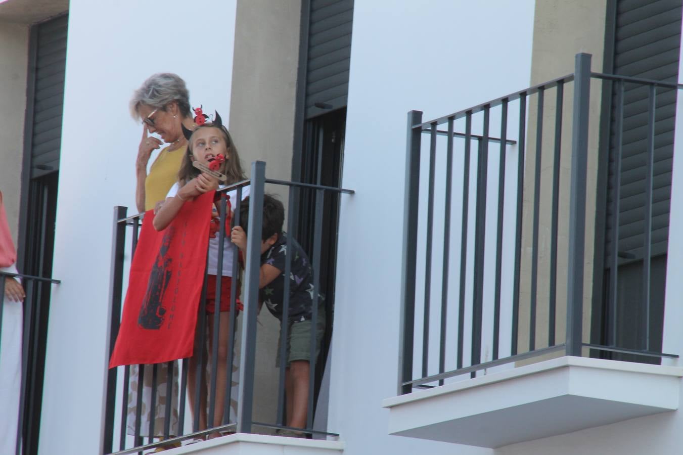 El repique de las campanas de San Bartolomé ha sonado este viernes, 23 de agosto, muy alegre, para anunciar la 'Salida del diablo', una de las tradiciones más ancestrales de Jerez de los Caballeros que anunciar la festividad de San Bartolomé, patrón de la ciudad. Organizada por la Comisión integrada en la Archicofradía del Santísimo Sacramento, la citada representación se ha vivido con gran expectación y emoción y este año con sorpresa. El recorrido del diablo por las calles ha hecho las decilicias de cientos de niños y niñas que han disfrutado de la cita, al tiempo que han contribuido a revivir esta gran celebración cargada de simbología, pues la figura del diablo aparece representada a los pies del patrón, encadenada, representando el triunfo del bien sobre el mal. Cada 23 de agosto, se libera de esas cadenas y recorre la localidad templaria, escoba en mano. La única forma de hacer frente a su ira, es mostrarle una cruz, por ello hoy la imagen más entrañable la han protagonizado los más pequeños portando en sus manos pequeñas cruces de madera para, como manda la tradición, «evitar que el diablo les coja». La cita da paso esta noche a la también tradicional 'Quema del rabo del diablo' que organizan los amigos de esta representación a las 22 horas en el Llano de Santa María y con el fuego como elemento purificador.