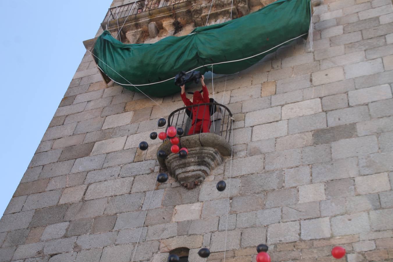El repique de las campanas de San Bartolomé ha sonado este viernes, 23 de agosto, muy alegre, para anunciar la 'Salida del diablo', una de las tradiciones más ancestrales de Jerez de los Caballeros que anunciar la festividad de San Bartolomé, patrón de la ciudad. Organizada por la Comisión integrada en la Archicofradía del Santísimo Sacramento, la citada representación se ha vivido con gran expectación y emoción y este año con sorpresa. El recorrido del diablo por las calles ha hecho las decilicias de cientos de niños y niñas que han disfrutado de la cita, al tiempo que han contribuido a revivir esta gran celebración cargada de simbología, pues la figura del diablo aparece representada a los pies del patrón, encadenada, representando el triunfo del bien sobre el mal. Cada 23 de agosto, se libera de esas cadenas y recorre la localidad templaria, escoba en mano. La única forma de hacer frente a su ira, es mostrarle una cruz, por ello hoy la imagen más entrañable la han protagonizado los más pequeños portando en sus manos pequeñas cruces de madera para, como manda la tradición, «evitar que el diablo les coja». La cita da paso esta noche a la también tradicional 'Quema del rabo del diablo' que organizan los amigos de esta representación a las 22 horas en el Llano de Santa María y con el fuego como elemento purificador.