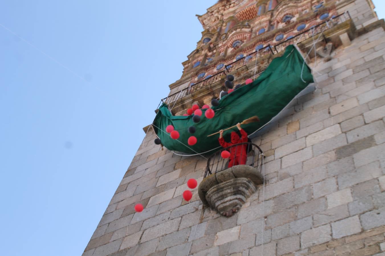 El repique de las campanas de San Bartolomé ha sonado este viernes, 23 de agosto, muy alegre, para anunciar la 'Salida del diablo', una de las tradiciones más ancestrales de Jerez de los Caballeros que anunciar la festividad de San Bartolomé, patrón de la ciudad. Organizada por la Comisión integrada en la Archicofradía del Santísimo Sacramento, la citada representación se ha vivido con gran expectación y emoción y este año con sorpresa. El recorrido del diablo por las calles ha hecho las decilicias de cientos de niños y niñas que han disfrutado de la cita, al tiempo que han contribuido a revivir esta gran celebración cargada de simbología, pues la figura del diablo aparece representada a los pies del patrón, encadenada, representando el triunfo del bien sobre el mal. Cada 23 de agosto, se libera de esas cadenas y recorre la localidad templaria, escoba en mano. La única forma de hacer frente a su ira, es mostrarle una cruz, por ello hoy la imagen más entrañable la han protagonizado los más pequeños portando en sus manos pequeñas cruces de madera para, como manda la tradición, «evitar que el diablo les coja». La cita da paso esta noche a la también tradicional 'Quema del rabo del diablo' que organizan los amigos de esta representación a las 22 horas en el Llano de Santa María y con el fuego como elemento purificador.