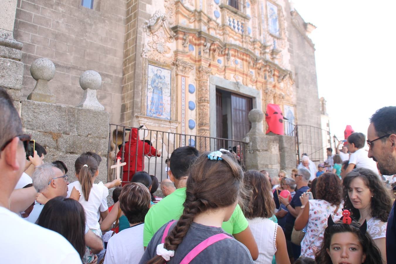 El repique de las campanas de San Bartolomé ha sonado este viernes, 23 de agosto, muy alegre, para anunciar la 'Salida del diablo', una de las tradiciones más ancestrales de Jerez de los Caballeros que anunciar la festividad de San Bartolomé, patrón de la ciudad. Organizada por la Comisión integrada en la Archicofradía del Santísimo Sacramento, la citada representación se ha vivido con gran expectación y emoción y este año con sorpresa. El recorrido del diablo por las calles ha hecho las decilicias de cientos de niños y niñas que han disfrutado de la cita, al tiempo que han contribuido a revivir esta gran celebración cargada de simbología, pues la figura del diablo aparece representada a los pies del patrón, encadenada, representando el triunfo del bien sobre el mal. Cada 23 de agosto, se libera de esas cadenas y recorre la localidad templaria, escoba en mano. La única forma de hacer frente a su ira, es mostrarle una cruz, por ello hoy la imagen más entrañable la han protagonizado los más pequeños portando en sus manos pequeñas cruces de madera para, como manda la tradición, «evitar que el diablo les coja». La cita da paso esta noche a la también tradicional 'Quema del rabo del diablo' que organizan los amigos de esta representación a las 22 horas en el Llano de Santa María y con el fuego como elemento purificador.
