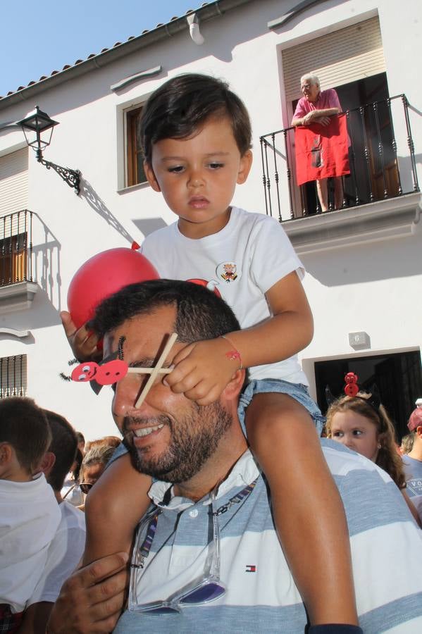 El repique de las campanas de San Bartolomé ha sonado este viernes, 23 de agosto, muy alegre, para anunciar la 'Salida del diablo', una de las tradiciones más ancestrales de Jerez de los Caballeros que anunciar la festividad de San Bartolomé, patrón de la ciudad. Organizada por la Comisión integrada en la Archicofradía del Santísimo Sacramento, la citada representación se ha vivido con gran expectación y emoción y este año con sorpresa. El recorrido del diablo por las calles ha hecho las decilicias de cientos de niños y niñas que han disfrutado de la cita, al tiempo que han contribuido a revivir esta gran celebración cargada de simbología, pues la figura del diablo aparece representada a los pies del patrón, encadenada, representando el triunfo del bien sobre el mal. Cada 23 de agosto, se libera de esas cadenas y recorre la localidad templaria, escoba en mano. La única forma de hacer frente a su ira, es mostrarle una cruz, por ello hoy la imagen más entrañable la han protagonizado los más pequeños portando en sus manos pequeñas cruces de madera para, como manda la tradición, «evitar que el diablo les coja». La cita da paso esta noche a la también tradicional 'Quema del rabo del diablo' que organizan los amigos de esta representación a las 22 horas en el Llano de Santa María y con el fuego como elemento purificador.