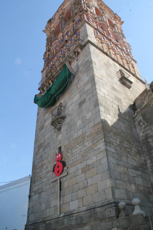 El repique de las campanas de San Bartolomé ha sonado este viernes, 23 de agosto, muy alegre, para anunciar la 'Salida del diablo', una de las tradiciones más ancestrales de Jerez de los Caballeros que anunciar la festividad de San Bartolomé, patrón de la ciudad. Organizada por la Comisión integrada en la Archicofradía del Santísimo Sacramento, la citada representación se ha vivido con gran expectación y emoción y este año con sorpresa. El recorrido del diablo por las calles ha hecho las decilicias de cientos de niños y niñas que han disfrutado de la cita, al tiempo que han contribuido a revivir esta gran celebración cargada de simbología, pues la figura del diablo aparece representada a los pies del patrón, encadenada, representando el triunfo del bien sobre el mal. Cada 23 de agosto, se libera de esas cadenas y recorre la localidad templaria, escoba en mano. La única forma de hacer frente a su ira, es mostrarle una cruz, por ello hoy la imagen más entrañable la han protagonizado los más pequeños portando en sus manos pequeñas cruces de madera para, como manda la tradición, «evitar que el diablo les coja». La cita da paso esta noche a la también tradicional 'Quema del rabo del diablo' que organizan los amigos de esta representación a las 22 horas en el Llano de Santa María y con el fuego como elemento purificador.