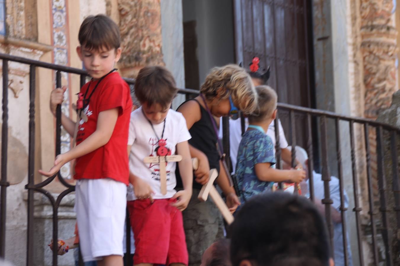 El repique de las campanas de San Bartolomé ha sonado este viernes, 23 de agosto, muy alegre, para anunciar la 'Salida del diablo', una de las tradiciones más ancestrales de Jerez de los Caballeros que anunciar la festividad de San Bartolomé, patrón de la ciudad. Organizada por la Comisión integrada en la Archicofradía del Santísimo Sacramento, la citada representación se ha vivido con gran expectación y emoción y este año con sorpresa. El recorrido del diablo por las calles ha hecho las decilicias de cientos de niños y niñas que han disfrutado de la cita, al tiempo que han contribuido a revivir esta gran celebración cargada de simbología, pues la figura del diablo aparece representada a los pies del patrón, encadenada, representando el triunfo del bien sobre el mal. Cada 23 de agosto, se libera de esas cadenas y recorre la localidad templaria, escoba en mano. La única forma de hacer frente a su ira, es mostrarle una cruz, por ello hoy la imagen más entrañable la han protagonizado los más pequeños portando en sus manos pequeñas cruces de madera para, como manda la tradición, «evitar que el diablo les coja». La cita da paso esta noche a la también tradicional 'Quema del rabo del diablo' que organizan los amigos de esta representación a las 22 horas en el Llano de Santa María y con el fuego como elemento purificador.