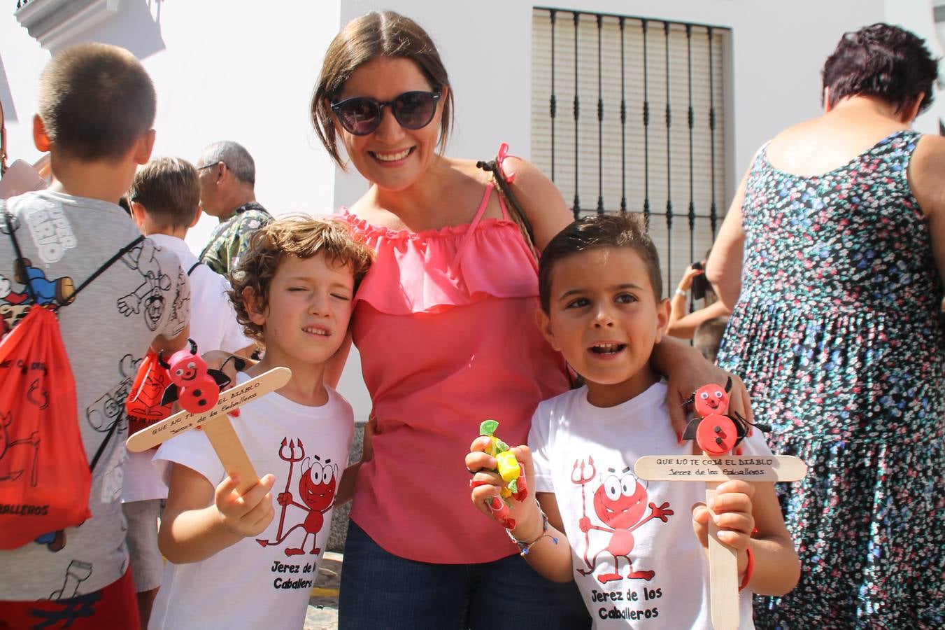 El repique de las campanas de San Bartolomé ha sonado este viernes, 23 de agosto, muy alegre, para anunciar la 'Salida del diablo', una de las tradiciones más ancestrales de Jerez de los Caballeros que anunciar la festividad de San Bartolomé, patrón de la ciudad. Organizada por la Comisión integrada en la Archicofradía del Santísimo Sacramento, la citada representación se ha vivido con gran expectación y emoción y este año con sorpresa. El recorrido del diablo por las calles ha hecho las decilicias de cientos de niños y niñas que han disfrutado de la cita, al tiempo que han contribuido a revivir esta gran celebración cargada de simbología, pues la figura del diablo aparece representada a los pies del patrón, encadenada, representando el triunfo del bien sobre el mal. Cada 23 de agosto, se libera de esas cadenas y recorre la localidad templaria, escoba en mano. La única forma de hacer frente a su ira, es mostrarle una cruz, por ello hoy la imagen más entrañable la han protagonizado los más pequeños portando en sus manos pequeñas cruces de madera para, como manda la tradición, «evitar que el diablo les coja». La cita da paso esta noche a la también tradicional 'Quema del rabo del diablo' que organizan los amigos de esta representación a las 22 horas en el Llano de Santa María y con el fuego como elemento purificador.