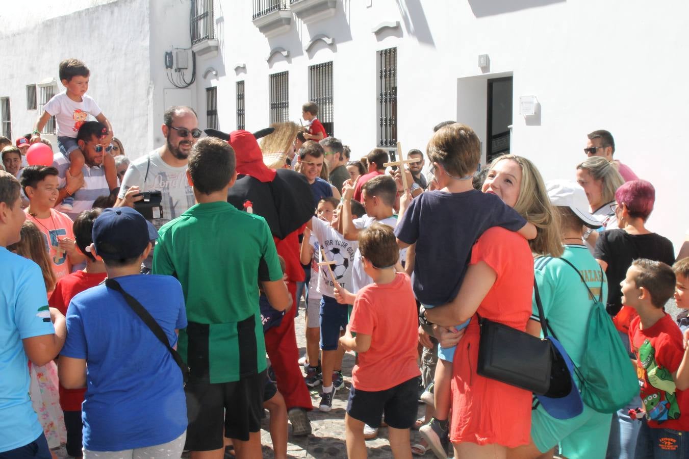 El repique de las campanas de San Bartolomé ha sonado este viernes, 23 de agosto, muy alegre, para anunciar la 'Salida del diablo', una de las tradiciones más ancestrales de Jerez de los Caballeros que anunciar la festividad de San Bartolomé, patrón de la ciudad. Organizada por la Comisión integrada en la Archicofradía del Santísimo Sacramento, la citada representación se ha vivido con gran expectación y emoción y este año con sorpresa. El recorrido del diablo por las calles ha hecho las decilicias de cientos de niños y niñas que han disfrutado de la cita, al tiempo que han contribuido a revivir esta gran celebración cargada de simbología, pues la figura del diablo aparece representada a los pies del patrón, encadenada, representando el triunfo del bien sobre el mal. Cada 23 de agosto, se libera de esas cadenas y recorre la localidad templaria, escoba en mano. La única forma de hacer frente a su ira, es mostrarle una cruz, por ello hoy la imagen más entrañable la han protagonizado los más pequeños portando en sus manos pequeñas cruces de madera para, como manda la tradición, «evitar que el diablo les coja». La cita da paso esta noche a la también tradicional 'Quema del rabo del diablo' que organizan los amigos de esta representación a las 22 horas en el Llano de Santa María y con el fuego como elemento purificador.