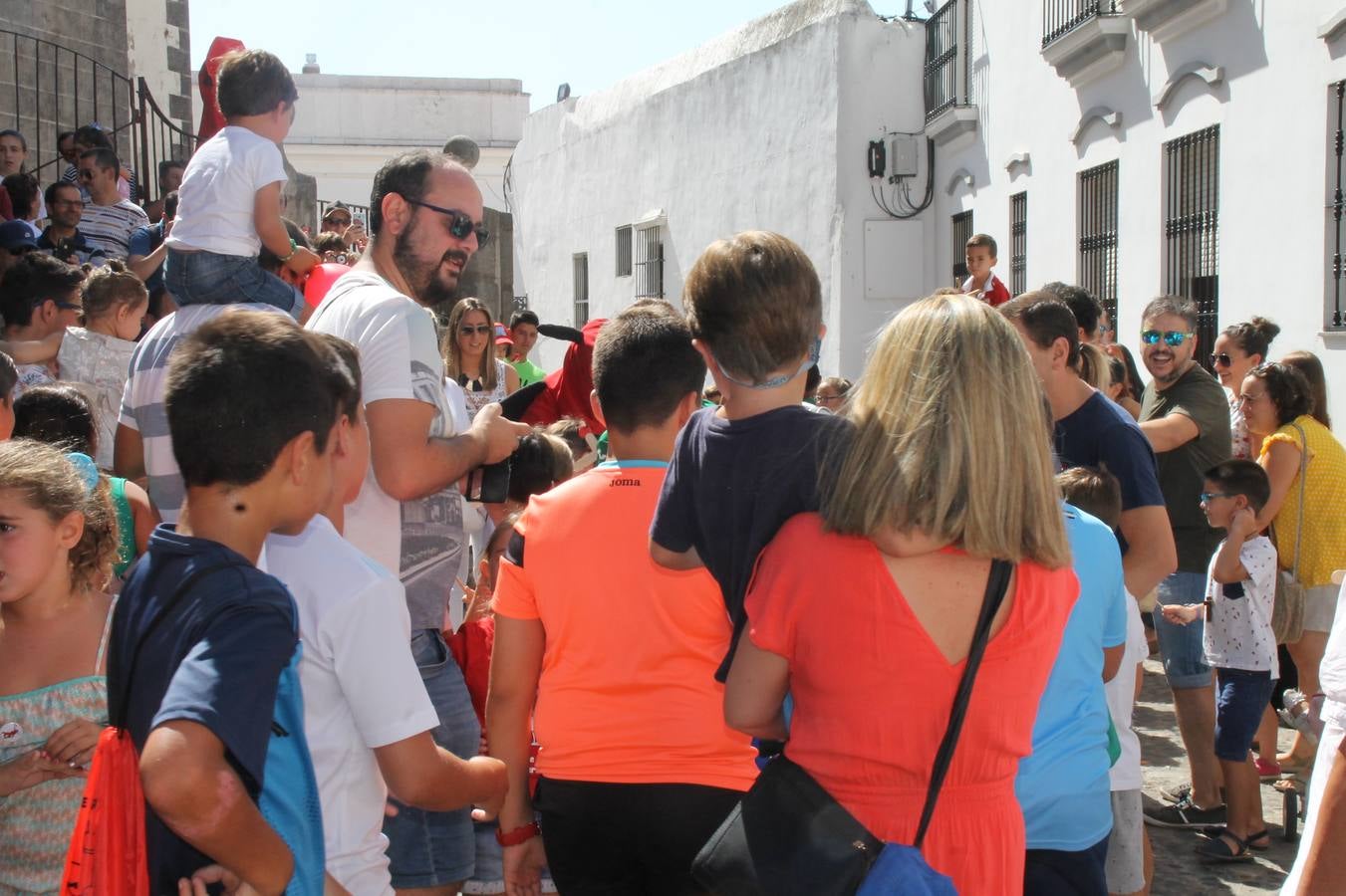 El repique de las campanas de San Bartolomé ha sonado este viernes, 23 de agosto, muy alegre, para anunciar la 'Salida del diablo', una de las tradiciones más ancestrales de Jerez de los Caballeros que anunciar la festividad de San Bartolomé, patrón de la ciudad. Organizada por la Comisión integrada en la Archicofradía del Santísimo Sacramento, la citada representación se ha vivido con gran expectación y emoción y este año con sorpresa. El recorrido del diablo por las calles ha hecho las decilicias de cientos de niños y niñas que han disfrutado de la cita, al tiempo que han contribuido a revivir esta gran celebración cargada de simbología, pues la figura del diablo aparece representada a los pies del patrón, encadenada, representando el triunfo del bien sobre el mal. Cada 23 de agosto, se libera de esas cadenas y recorre la localidad templaria, escoba en mano. La única forma de hacer frente a su ira, es mostrarle una cruz, por ello hoy la imagen más entrañable la han protagonizado los más pequeños portando en sus manos pequeñas cruces de madera para, como manda la tradición, «evitar que el diablo les coja». La cita da paso esta noche a la también tradicional 'Quema del rabo del diablo' que organizan los amigos de esta representación a las 22 horas en el Llano de Santa María y con el fuego como elemento purificador.