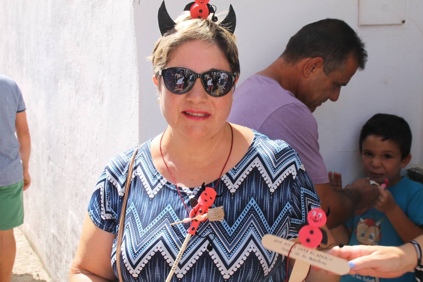 El repique de las campanas de San Bartolomé ha sonado este viernes, 23 de agosto, muy alegre, para anunciar la 'Salida del diablo', una de las tradiciones más ancestrales de Jerez de los Caballeros que anunciar la festividad de San Bartolomé, patrón de la ciudad. Organizada por la Comisión integrada en la Archicofradía del Santísimo Sacramento, la citada representación se ha vivido con gran expectación y emoción y este año con sorpresa. El recorrido del diablo por las calles ha hecho las decilicias de cientos de niños y niñas que han disfrutado de la cita, al tiempo que han contribuido a revivir esta gran celebración cargada de simbología, pues la figura del diablo aparece representada a los pies del patrón, encadenada, representando el triunfo del bien sobre el mal. Cada 23 de agosto, se libera de esas cadenas y recorre la localidad templaria, escoba en mano. La única forma de hacer frente a su ira, es mostrarle una cruz, por ello hoy la imagen más entrañable la han protagonizado los más pequeños portando en sus manos pequeñas cruces de madera para, como manda la tradición, «evitar que el diablo les coja». La cita da paso esta noche a la también tradicional 'Quema del rabo del diablo' que organizan los amigos de esta representación a las 22 horas en el Llano de Santa María y con el fuego como elemento purificador.