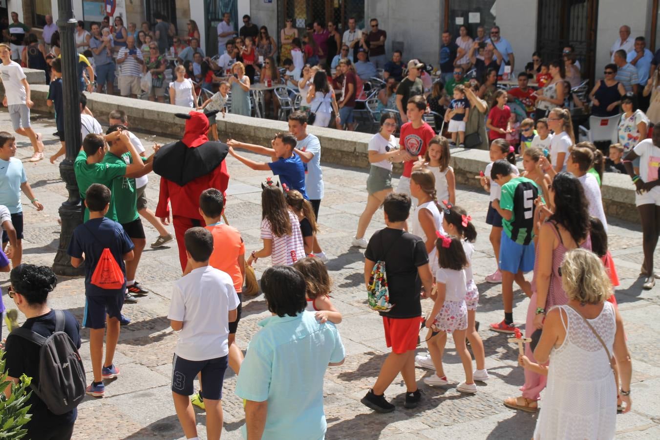 El repique de las campanas de San Bartolomé ha sonado este viernes, 23 de agosto, muy alegre, para anunciar la 'Salida del diablo', una de las tradiciones más ancestrales de Jerez de los Caballeros que anunciar la festividad de San Bartolomé, patrón de la ciudad. Organizada por la Comisión integrada en la Archicofradía del Santísimo Sacramento, la citada representación se ha vivido con gran expectación y emoción y este año con sorpresa. El recorrido del diablo por las calles ha hecho las decilicias de cientos de niños y niñas que han disfrutado de la cita, al tiempo que han contribuido a revivir esta gran celebración cargada de simbología, pues la figura del diablo aparece representada a los pies del patrón, encadenada, representando el triunfo del bien sobre el mal. Cada 23 de agosto, se libera de esas cadenas y recorre la localidad templaria, escoba en mano. La única forma de hacer frente a su ira, es mostrarle una cruz, por ello hoy la imagen más entrañable la han protagonizado los más pequeños portando en sus manos pequeñas cruces de madera para, como manda la tradición, «evitar que el diablo les coja». La cita da paso esta noche a la también tradicional 'Quema del rabo del diablo' que organizan los amigos de esta representación a las 22 horas en el Llano de Santa María y con el fuego como elemento purificador.
