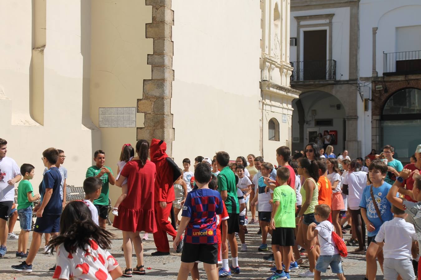 El repique de las campanas de San Bartolomé ha sonado este viernes, 23 de agosto, muy alegre, para anunciar la 'Salida del diablo', una de las tradiciones más ancestrales de Jerez de los Caballeros que anunciar la festividad de San Bartolomé, patrón de la ciudad. Organizada por la Comisión integrada en la Archicofradía del Santísimo Sacramento, la citada representación se ha vivido con gran expectación y emoción y este año con sorpresa. El recorrido del diablo por las calles ha hecho las decilicias de cientos de niños y niñas que han disfrutado de la cita, al tiempo que han contribuido a revivir esta gran celebración cargada de simbología, pues la figura del diablo aparece representada a los pies del patrón, encadenada, representando el triunfo del bien sobre el mal. Cada 23 de agosto, se libera de esas cadenas y recorre la localidad templaria, escoba en mano. La única forma de hacer frente a su ira, es mostrarle una cruz, por ello hoy la imagen más entrañable la han protagonizado los más pequeños portando en sus manos pequeñas cruces de madera para, como manda la tradición, «evitar que el diablo les coja». La cita da paso esta noche a la también tradicional 'Quema del rabo del diablo' que organizan los amigos de esta representación a las 22 horas en el Llano de Santa María y con el fuego como elemento purificador.
