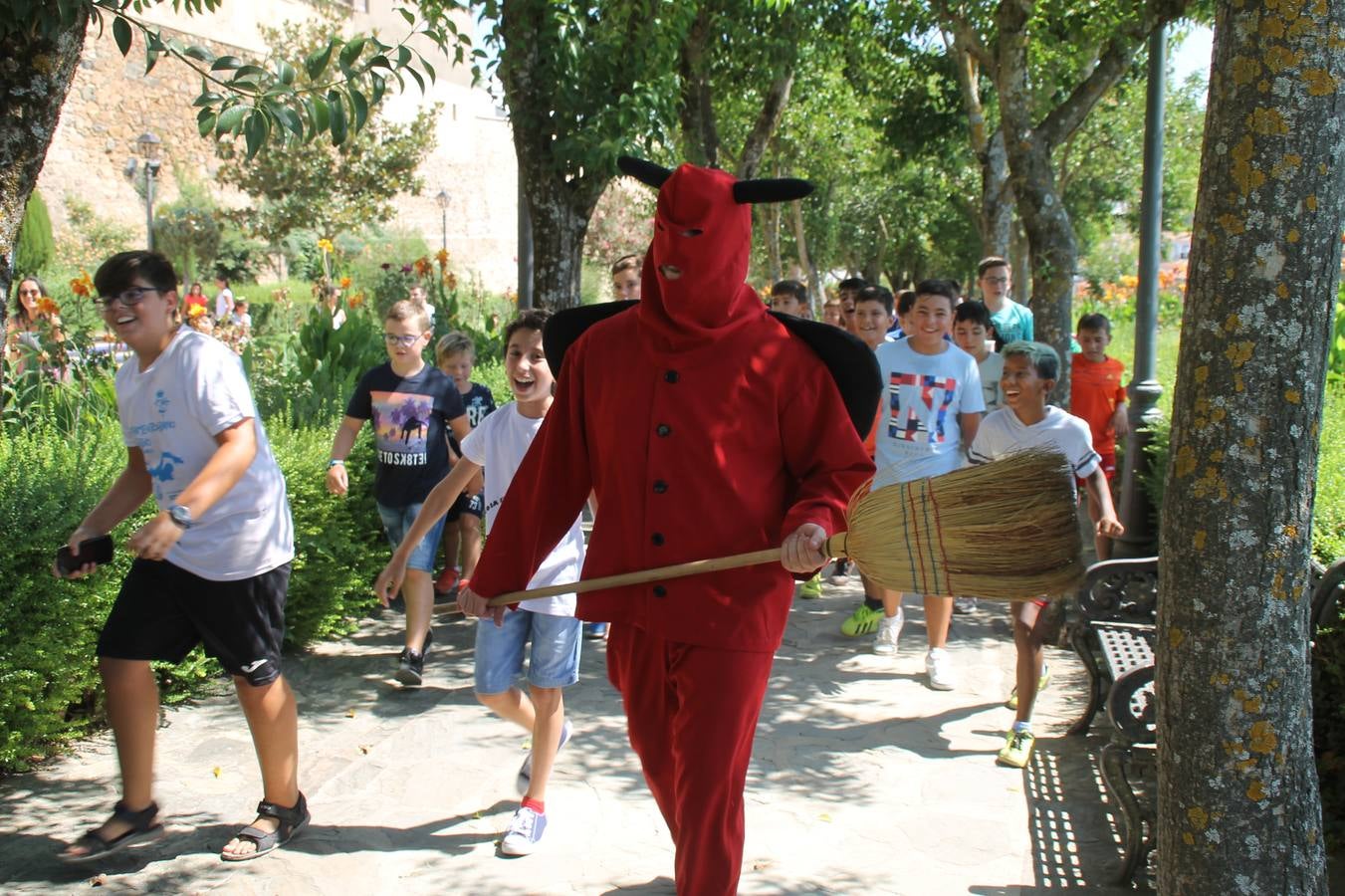 El repique de las campanas de San Bartolomé ha sonado este viernes, 23 de agosto, muy alegre, para anunciar la 'Salida del diablo', una de las tradiciones más ancestrales de Jerez de los Caballeros que anunciar la festividad de San Bartolomé, patrón de la ciudad. Organizada por la Comisión integrada en la Archicofradía del Santísimo Sacramento, la citada representación se ha vivido con gran expectación y emoción y este año con sorpresa. El recorrido del diablo por las calles ha hecho las decilicias de cientos de niños y niñas que han disfrutado de la cita, al tiempo que han contribuido a revivir esta gran celebración cargada de simbología, pues la figura del diablo aparece representada a los pies del patrón, encadenada, representando el triunfo del bien sobre el mal. Cada 23 de agosto, se libera de esas cadenas y recorre la localidad templaria, escoba en mano. La única forma de hacer frente a su ira, es mostrarle una cruz, por ello hoy la imagen más entrañable la han protagonizado los más pequeños portando en sus manos pequeñas cruces de madera para, como manda la tradición, «evitar que el diablo les coja». La cita da paso esta noche a la también tradicional 'Quema del rabo del diablo' que organizan los amigos de esta representación a las 22 horas en el Llano de Santa María y con el fuego como elemento purificador.