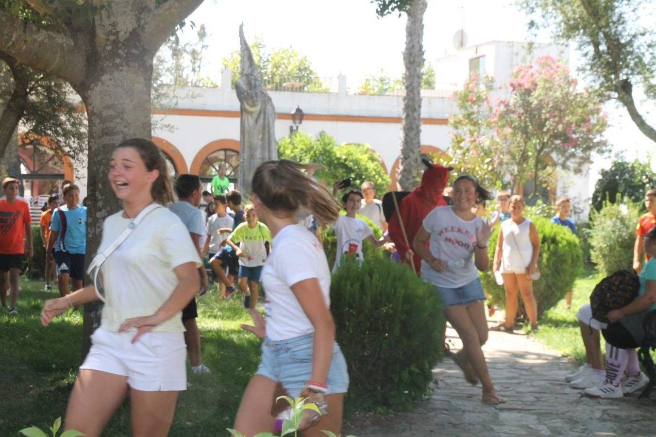 El repique de las campanas de San Bartolomé ha sonado este viernes, 23 de agosto, muy alegre, para anunciar la 'Salida del diablo', una de las tradiciones más ancestrales de Jerez de los Caballeros que anunciar la festividad de San Bartolomé, patrón de la ciudad. Organizada por la Comisión integrada en la Archicofradía del Santísimo Sacramento, la citada representación se ha vivido con gran expectación y emoción y este año con sorpresa. El recorrido del diablo por las calles ha hecho las decilicias de cientos de niños y niñas que han disfrutado de la cita, al tiempo que han contribuido a revivir esta gran celebración cargada de simbología, pues la figura del diablo aparece representada a los pies del patrón, encadenada, representando el triunfo del bien sobre el mal. Cada 23 de agosto, se libera de esas cadenas y recorre la localidad templaria, escoba en mano. La única forma de hacer frente a su ira, es mostrarle una cruz, por ello hoy la imagen más entrañable la han protagonizado los más pequeños portando en sus manos pequeñas cruces de madera para, como manda la tradición, «evitar que el diablo les coja». La cita da paso esta noche a la también tradicional 'Quema del rabo del diablo' que organizan los amigos de esta representación a las 22 horas en el Llano de Santa María y con el fuego como elemento purificador.
