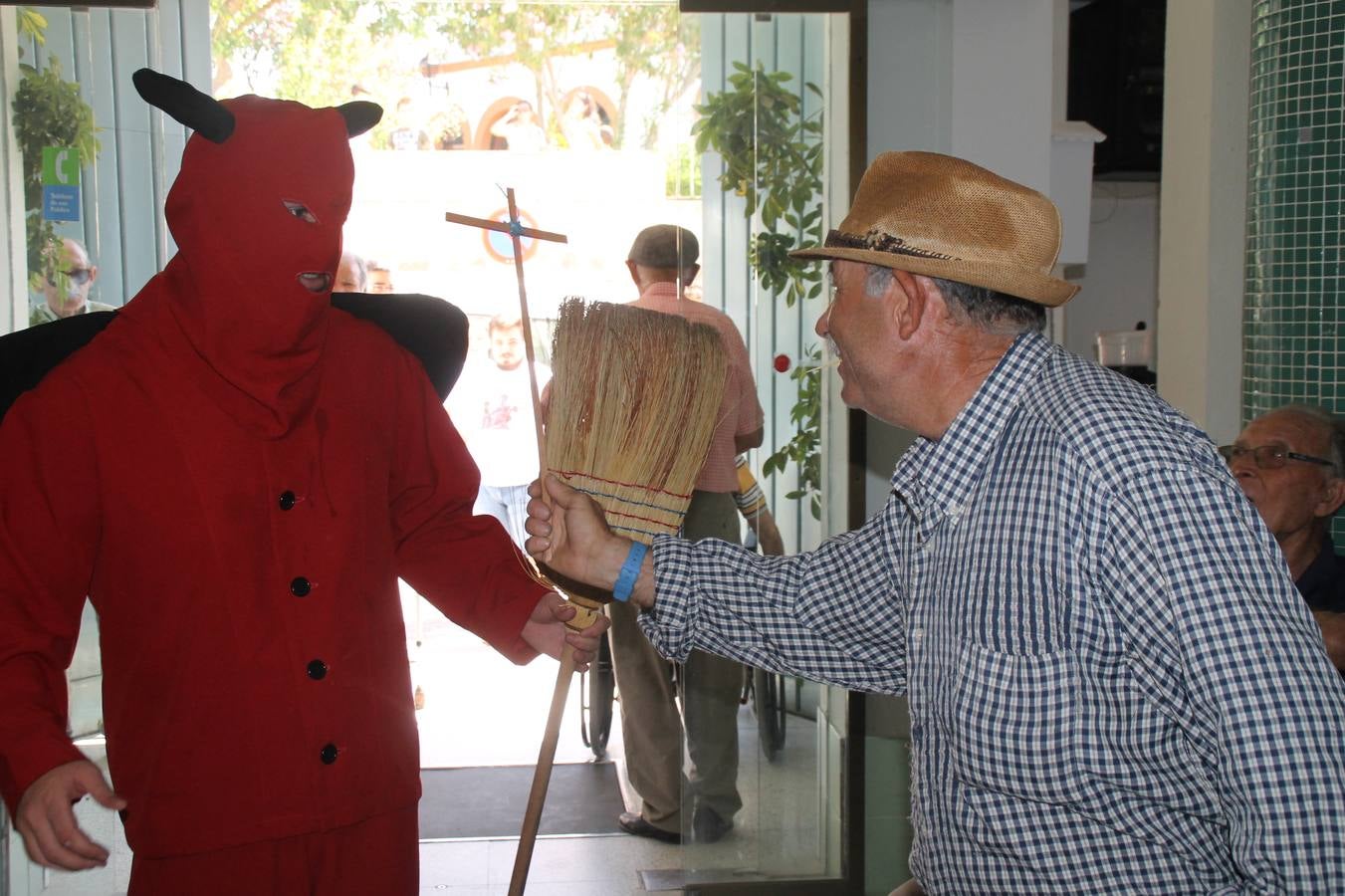 El repique de las campanas de San Bartolomé ha sonado este viernes, 23 de agosto, muy alegre, para anunciar la 'Salida del diablo', una de las tradiciones más ancestrales de Jerez de los Caballeros que anunciar la festividad de San Bartolomé, patrón de la ciudad. Organizada por la Comisión integrada en la Archicofradía del Santísimo Sacramento, la citada representación se ha vivido con gran expectación y emoción y este año con sorpresa. El recorrido del diablo por las calles ha hecho las decilicias de cientos de niños y niñas que han disfrutado de la cita, al tiempo que han contribuido a revivir esta gran celebración cargada de simbología, pues la figura del diablo aparece representada a los pies del patrón, encadenada, representando el triunfo del bien sobre el mal. Cada 23 de agosto, se libera de esas cadenas y recorre la localidad templaria, escoba en mano. La única forma de hacer frente a su ira, es mostrarle una cruz, por ello hoy la imagen más entrañable la han protagonizado los más pequeños portando en sus manos pequeñas cruces de madera para, como manda la tradición, «evitar que el diablo les coja». La cita da paso esta noche a la también tradicional 'Quema del rabo del diablo' que organizan los amigos de esta representación a las 22 horas en el Llano de Santa María y con el fuego como elemento purificador.