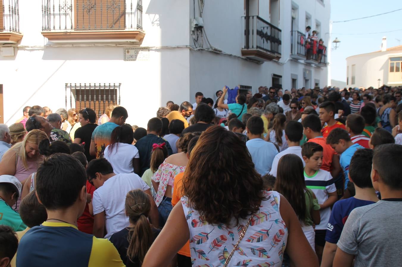 El repique de las campanas de San Bartolomé ha sonado este viernes, 23 de agosto, muy alegre, para anunciar la 'Salida del diablo', una de las tradiciones más ancestrales de Jerez de los Caballeros que anunciar la festividad de San Bartolomé, patrón de la ciudad. Organizada por la Comisión integrada en la Archicofradía del Santísimo Sacramento, la citada representación se ha vivido con gran expectación y emoción y este año con sorpresa. El recorrido del diablo por las calles ha hecho las decilicias de cientos de niños y niñas que han disfrutado de la cita, al tiempo que han contribuido a revivir esta gran celebración cargada de simbología, pues la figura del diablo aparece representada a los pies del patrón, encadenada, representando el triunfo del bien sobre el mal. Cada 23 de agosto, se libera de esas cadenas y recorre la localidad templaria, escoba en mano. La única forma de hacer frente a su ira, es mostrarle una cruz, por ello hoy la imagen más entrañable la han protagonizado los más pequeños portando en sus manos pequeñas cruces de madera para, como manda la tradición, «evitar que el diablo les coja». La cita da paso esta noche a la también tradicional 'Quema del rabo del diablo' que organizan los amigos de esta representación a las 22 horas en el Llano de Santa María y con el fuego como elemento purificador.