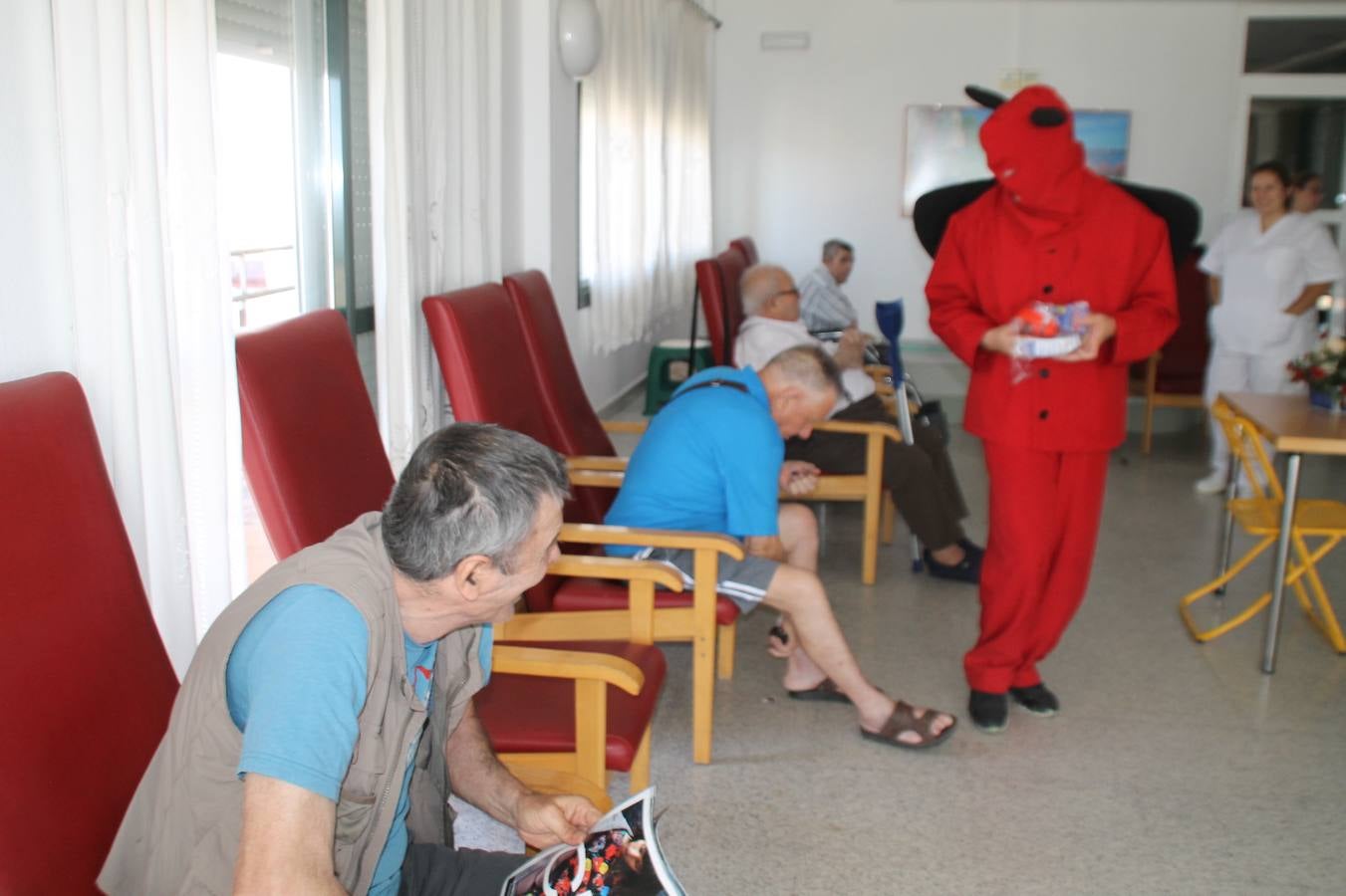 El repique de las campanas de San Bartolomé ha sonado este viernes, 23 de agosto, muy alegre, para anunciar la 'Salida del diablo', una de las tradiciones más ancestrales de Jerez de los Caballeros que anunciar la festividad de San Bartolomé, patrón de la ciudad. Organizada por la Comisión integrada en la Archicofradía del Santísimo Sacramento, la citada representación se ha vivido con gran expectación y emoción y este año con sorpresa. El recorrido del diablo por las calles ha hecho las decilicias de cientos de niños y niñas que han disfrutado de la cita, al tiempo que han contribuido a revivir esta gran celebración cargada de simbología, pues la figura del diablo aparece representada a los pies del patrón, encadenada, representando el triunfo del bien sobre el mal. Cada 23 de agosto, se libera de esas cadenas y recorre la localidad templaria, escoba en mano. La única forma de hacer frente a su ira, es mostrarle una cruz, por ello hoy la imagen más entrañable la han protagonizado los más pequeños portando en sus manos pequeñas cruces de madera para, como manda la tradición, «evitar que el diablo les coja». La cita da paso esta noche a la también tradicional 'Quema del rabo del diablo' que organizan los amigos de esta representación a las 22 horas en el Llano de Santa María y con el fuego como elemento purificador.