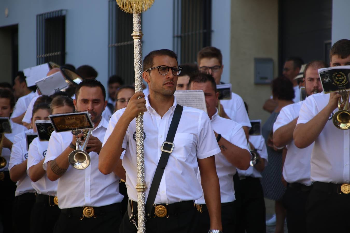 El popular 'Barrio Alto' vuelve, un año más, a lucir engalanado con motivo de la festividad de San Bartolomé, patrón de Jerez de los Caballeros. Ayer, vivía la primera jornada de su tradicional «velá» en la que el «diablo» fue el principal protagonista. Esta mañana, la fiesta continuaba con la procesión y los juegos populares. Autoridades civiles y religiosas, miembros de las diferentes hermandades y cofradías del municipio, la Agrupación Musical 'Nuestro Padre Jesús Nazareno', la Asociación Musical Jerez de los Caballeros y numerosos vecinos han acompañado a las imágenes de San Bartolomé y la Virgen del Reposo entre vítores. Mientras, los más pequeños han disfrutado con los juegos populares y las actividades acuáticas.