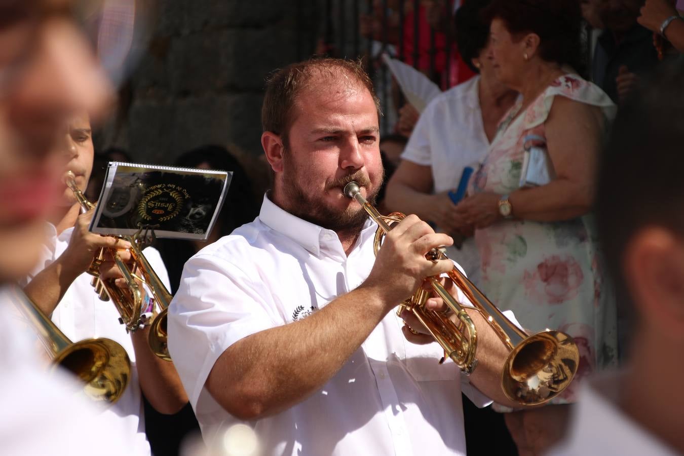 El popular 'Barrio Alto' vuelve, un año más, a lucir engalanado con motivo de la festividad de San Bartolomé, patrón de Jerez de los Caballeros. Ayer, vivía la primera jornada de su tradicional «velá» en la que el «diablo» fue el principal protagonista. Esta mañana, la fiesta continuaba con la procesión y los juegos populares. Autoridades civiles y religiosas, miembros de las diferentes hermandades y cofradías del municipio, la Agrupación Musical 'Nuestro Padre Jesús Nazareno', la Asociación Musical Jerez de los Caballeros y numerosos vecinos han acompañado a las imágenes de San Bartolomé y la Virgen del Reposo entre vítores. Mientras, los más pequeños han disfrutado con los juegos populares y las actividades acuáticas.