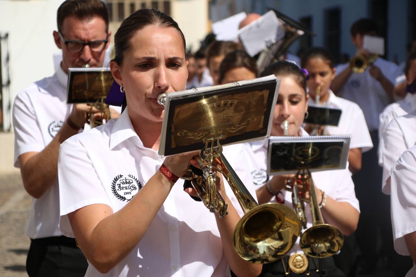 El popular 'Barrio Alto' vuelve, un año más, a lucir engalanado con motivo de la festividad de San Bartolomé, patrón de Jerez de los Caballeros. Ayer, vivía la primera jornada de su tradicional «velá» en la que el «diablo» fue el principal protagonista. Esta mañana, la fiesta continuaba con la procesión y los juegos populares. Autoridades civiles y religiosas, miembros de las diferentes hermandades y cofradías del municipio, la Agrupación Musical 'Nuestro Padre Jesús Nazareno', la Asociación Musical Jerez de los Caballeros y numerosos vecinos han acompañado a las imágenes de San Bartolomé y la Virgen del Reposo entre vítores. Mientras, los más pequeños han disfrutado con los juegos populares y las actividades acuáticas.