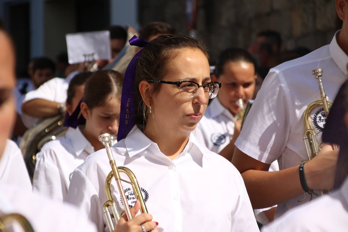 El popular 'Barrio Alto' vuelve, un año más, a lucir engalanado con motivo de la festividad de San Bartolomé, patrón de Jerez de los Caballeros. Ayer, vivía la primera jornada de su tradicional «velá» en la que el «diablo» fue el principal protagonista. Esta mañana, la fiesta continuaba con la procesión y los juegos populares. Autoridades civiles y religiosas, miembros de las diferentes hermandades y cofradías del municipio, la Agrupación Musical 'Nuestro Padre Jesús Nazareno', la Asociación Musical Jerez de los Caballeros y numerosos vecinos han acompañado a las imágenes de San Bartolomé y la Virgen del Reposo entre vítores. Mientras, los más pequeños han disfrutado con los juegos populares y las actividades acuáticas.