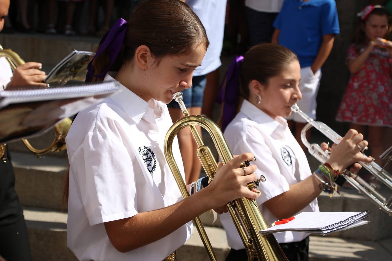 El popular 'Barrio Alto' vuelve, un año más, a lucir engalanado con motivo de la festividad de San Bartolomé, patrón de Jerez de los Caballeros. Ayer, vivía la primera jornada de su tradicional «velá» en la que el «diablo» fue el principal protagonista. Esta mañana, la fiesta continuaba con la procesión y los juegos populares. Autoridades civiles y religiosas, miembros de las diferentes hermandades y cofradías del municipio, la Agrupación Musical 'Nuestro Padre Jesús Nazareno', la Asociación Musical Jerez de los Caballeros y numerosos vecinos han acompañado a las imágenes de San Bartolomé y la Virgen del Reposo entre vítores. Mientras, los más pequeños han disfrutado con los juegos populares y las actividades acuáticas.