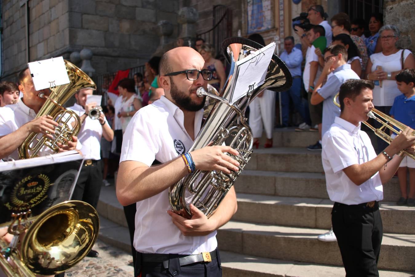 El popular 'Barrio Alto' vuelve, un año más, a lucir engalanado con motivo de la festividad de San Bartolomé, patrón de Jerez de los Caballeros. Ayer, vivía la primera jornada de su tradicional «velá» en la que el «diablo» fue el principal protagonista. Esta mañana, la fiesta continuaba con la procesión y los juegos populares. Autoridades civiles y religiosas, miembros de las diferentes hermandades y cofradías del municipio, la Agrupación Musical 'Nuestro Padre Jesús Nazareno', la Asociación Musical Jerez de los Caballeros y numerosos vecinos han acompañado a las imágenes de San Bartolomé y la Virgen del Reposo entre vítores. Mientras, los más pequeños han disfrutado con los juegos populares y las actividades acuáticas.