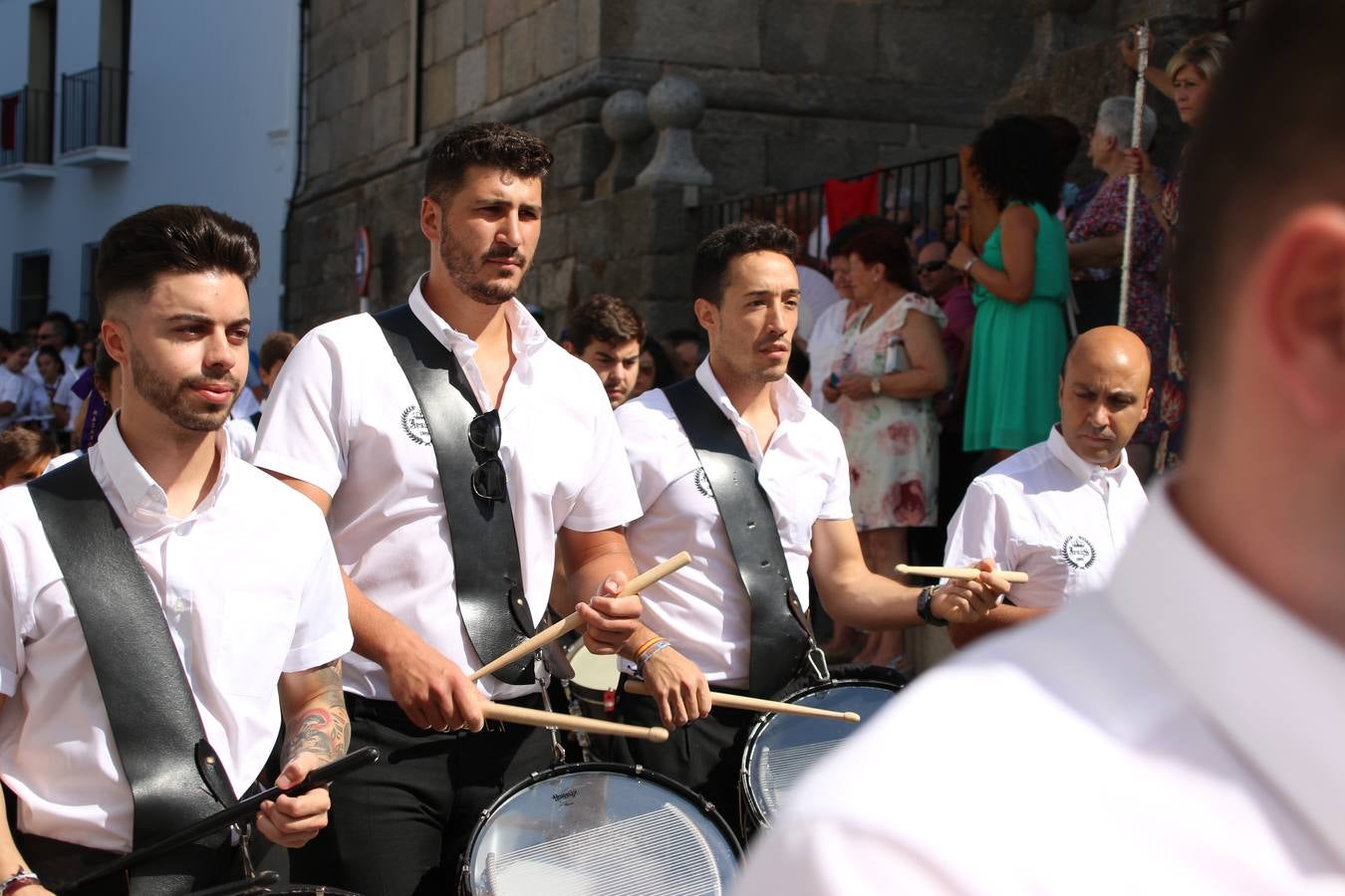 El popular 'Barrio Alto' vuelve, un año más, a lucir engalanado con motivo de la festividad de San Bartolomé, patrón de Jerez de los Caballeros. Ayer, vivía la primera jornada de su tradicional «velá» en la que el «diablo» fue el principal protagonista. Esta mañana, la fiesta continuaba con la procesión y los juegos populares. Autoridades civiles y religiosas, miembros de las diferentes hermandades y cofradías del municipio, la Agrupación Musical 'Nuestro Padre Jesús Nazareno', la Asociación Musical Jerez de los Caballeros y numerosos vecinos han acompañado a las imágenes de San Bartolomé y la Virgen del Reposo entre vítores. Mientras, los más pequeños han disfrutado con los juegos populares y las actividades acuáticas.