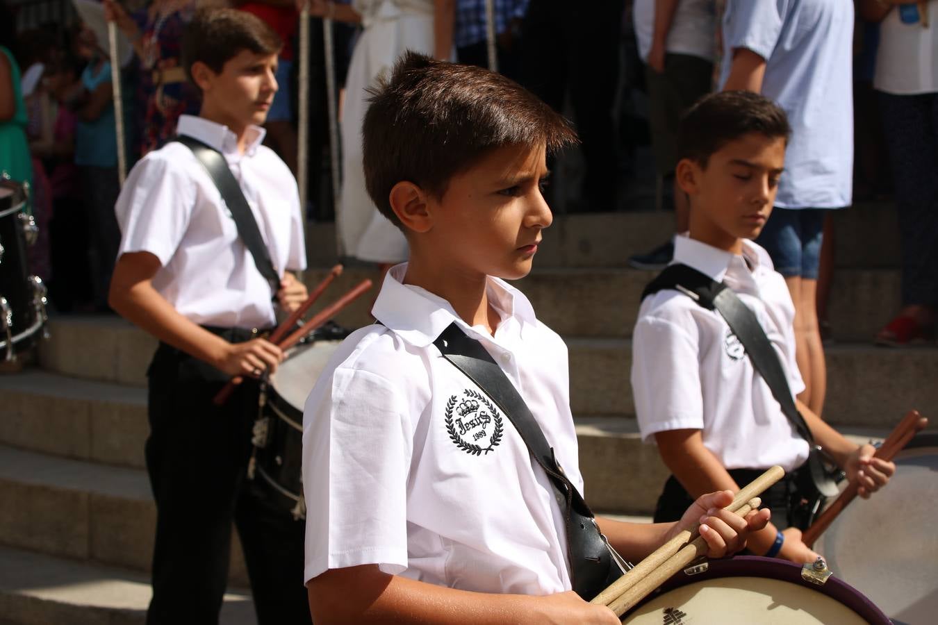 El popular 'Barrio Alto' vuelve, un año más, a lucir engalanado con motivo de la festividad de San Bartolomé, patrón de Jerez de los Caballeros. Ayer, vivía la primera jornada de su tradicional «velá» en la que el «diablo» fue el principal protagonista. Esta mañana, la fiesta continuaba con la procesión y los juegos populares. Autoridades civiles y religiosas, miembros de las diferentes hermandades y cofradías del municipio, la Agrupación Musical 'Nuestro Padre Jesús Nazareno', la Asociación Musical Jerez de los Caballeros y numerosos vecinos han acompañado a las imágenes de San Bartolomé y la Virgen del Reposo entre vítores. Mientras, los más pequeños han disfrutado con los juegos populares y las actividades acuáticas.