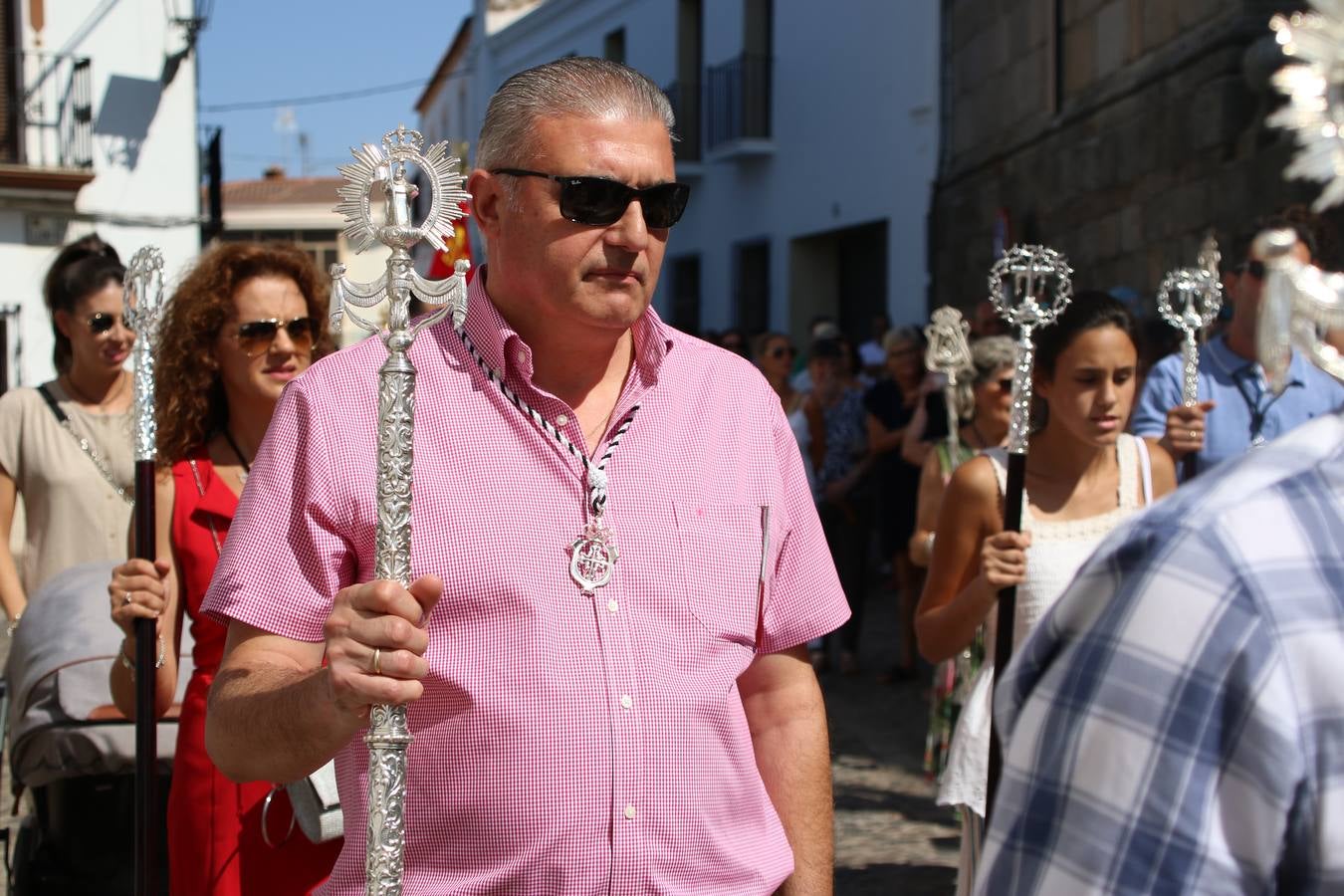 El popular 'Barrio Alto' vuelve, un año más, a lucir engalanado con motivo de la festividad de San Bartolomé, patrón de Jerez de los Caballeros. Ayer, vivía la primera jornada de su tradicional «velá» en la que el «diablo» fue el principal protagonista. Esta mañana, la fiesta continuaba con la procesión y los juegos populares. Autoridades civiles y religiosas, miembros de las diferentes hermandades y cofradías del municipio, la Agrupación Musical 'Nuestro Padre Jesús Nazareno', la Asociación Musical Jerez de los Caballeros y numerosos vecinos han acompañado a las imágenes de San Bartolomé y la Virgen del Reposo entre vítores. Mientras, los más pequeños han disfrutado con los juegos populares y las actividades acuáticas.