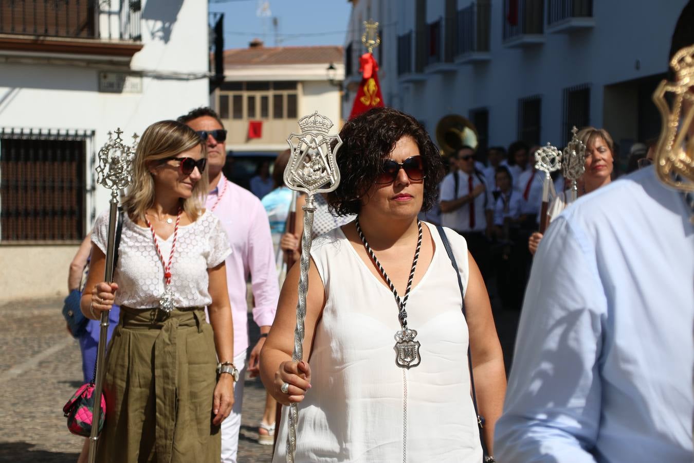 El popular 'Barrio Alto' vuelve, un año más, a lucir engalanado con motivo de la festividad de San Bartolomé, patrón de Jerez de los Caballeros. Ayer, vivía la primera jornada de su tradicional «velá» en la que el «diablo» fue el principal protagonista. Esta mañana, la fiesta continuaba con la procesión y los juegos populares. Autoridades civiles y religiosas, miembros de las diferentes hermandades y cofradías del municipio, la Agrupación Musical 'Nuestro Padre Jesús Nazareno', la Asociación Musical Jerez de los Caballeros y numerosos vecinos han acompañado a las imágenes de San Bartolomé y la Virgen del Reposo entre vítores. Mientras, los más pequeños han disfrutado con los juegos populares y las actividades acuáticas.