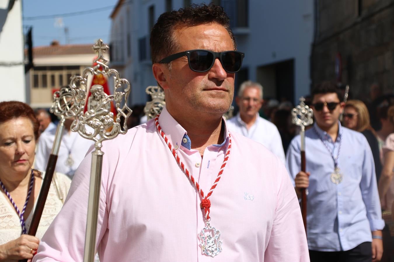 El popular 'Barrio Alto' vuelve, un año más, a lucir engalanado con motivo de la festividad de San Bartolomé, patrón de Jerez de los Caballeros. Ayer, vivía la primera jornada de su tradicional «velá» en la que el «diablo» fue el principal protagonista. Esta mañana, la fiesta continuaba con la procesión y los juegos populares. Autoridades civiles y religiosas, miembros de las diferentes hermandades y cofradías del municipio, la Agrupación Musical 'Nuestro Padre Jesús Nazareno', la Asociación Musical Jerez de los Caballeros y numerosos vecinos han acompañado a las imágenes de San Bartolomé y la Virgen del Reposo entre vítores. Mientras, los más pequeños han disfrutado con los juegos populares y las actividades acuáticas.