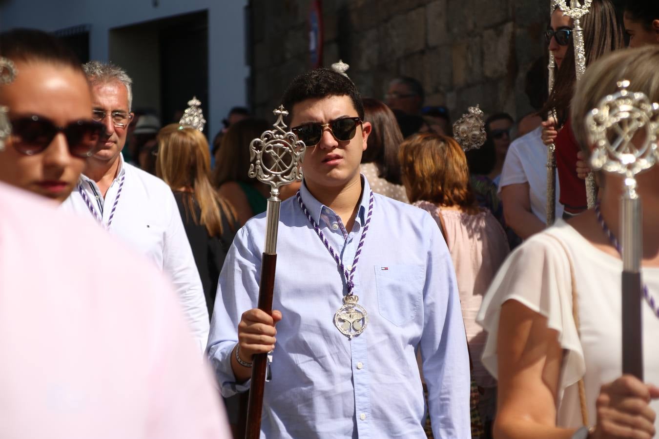 El popular 'Barrio Alto' vuelve, un año más, a lucir engalanado con motivo de la festividad de San Bartolomé, patrón de Jerez de los Caballeros. Ayer, vivía la primera jornada de su tradicional «velá» en la que el «diablo» fue el principal protagonista. Esta mañana, la fiesta continuaba con la procesión y los juegos populares. Autoridades civiles y religiosas, miembros de las diferentes hermandades y cofradías del municipio, la Agrupación Musical 'Nuestro Padre Jesús Nazareno', la Asociación Musical Jerez de los Caballeros y numerosos vecinos han acompañado a las imágenes de San Bartolomé y la Virgen del Reposo entre vítores. Mientras, los más pequeños han disfrutado con los juegos populares y las actividades acuáticas.