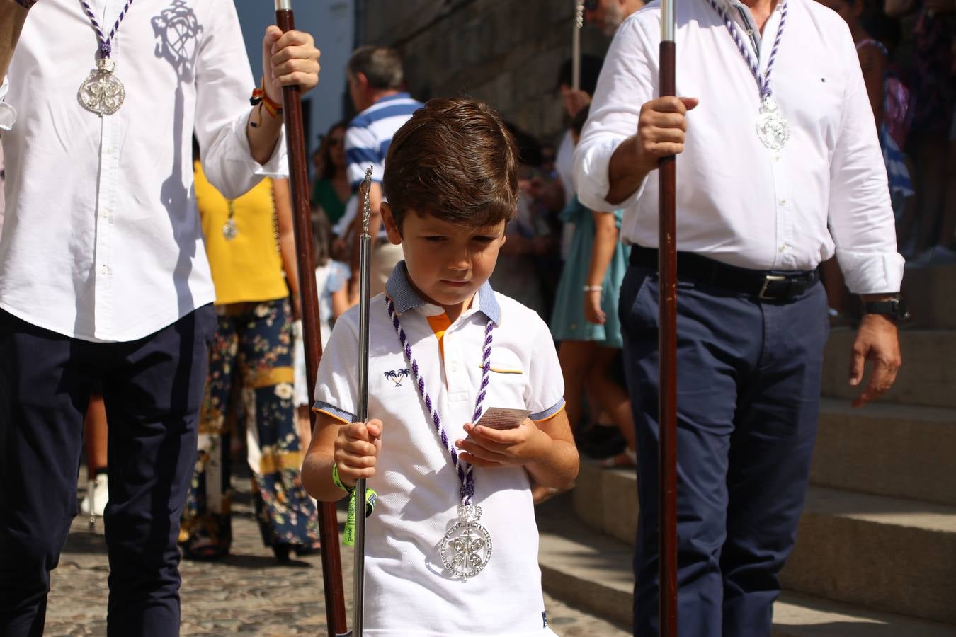 El popular 'Barrio Alto' vuelve, un año más, a lucir engalanado con motivo de la festividad de San Bartolomé, patrón de Jerez de los Caballeros. Ayer, vivía la primera jornada de su tradicional «velá» en la que el «diablo» fue el principal protagonista. Esta mañana, la fiesta continuaba con la procesión y los juegos populares. Autoridades civiles y religiosas, miembros de las diferentes hermandades y cofradías del municipio, la Agrupación Musical 'Nuestro Padre Jesús Nazareno', la Asociación Musical Jerez de los Caballeros y numerosos vecinos han acompañado a las imágenes de San Bartolomé y la Virgen del Reposo entre vítores. Mientras, los más pequeños han disfrutado con los juegos populares y las actividades acuáticas.