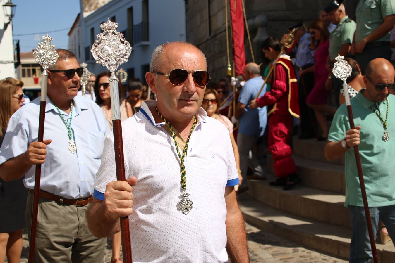 El popular 'Barrio Alto' vuelve, un año más, a lucir engalanado con motivo de la festividad de San Bartolomé, patrón de Jerez de los Caballeros. Ayer, vivía la primera jornada de su tradicional «velá» en la que el «diablo» fue el principal protagonista. Esta mañana, la fiesta continuaba con la procesión y los juegos populares. Autoridades civiles y religiosas, miembros de las diferentes hermandades y cofradías del municipio, la Agrupación Musical 'Nuestro Padre Jesús Nazareno', la Asociación Musical Jerez de los Caballeros y numerosos vecinos han acompañado a las imágenes de San Bartolomé y la Virgen del Reposo entre vítores. Mientras, los más pequeños han disfrutado con los juegos populares y las actividades acuáticas.