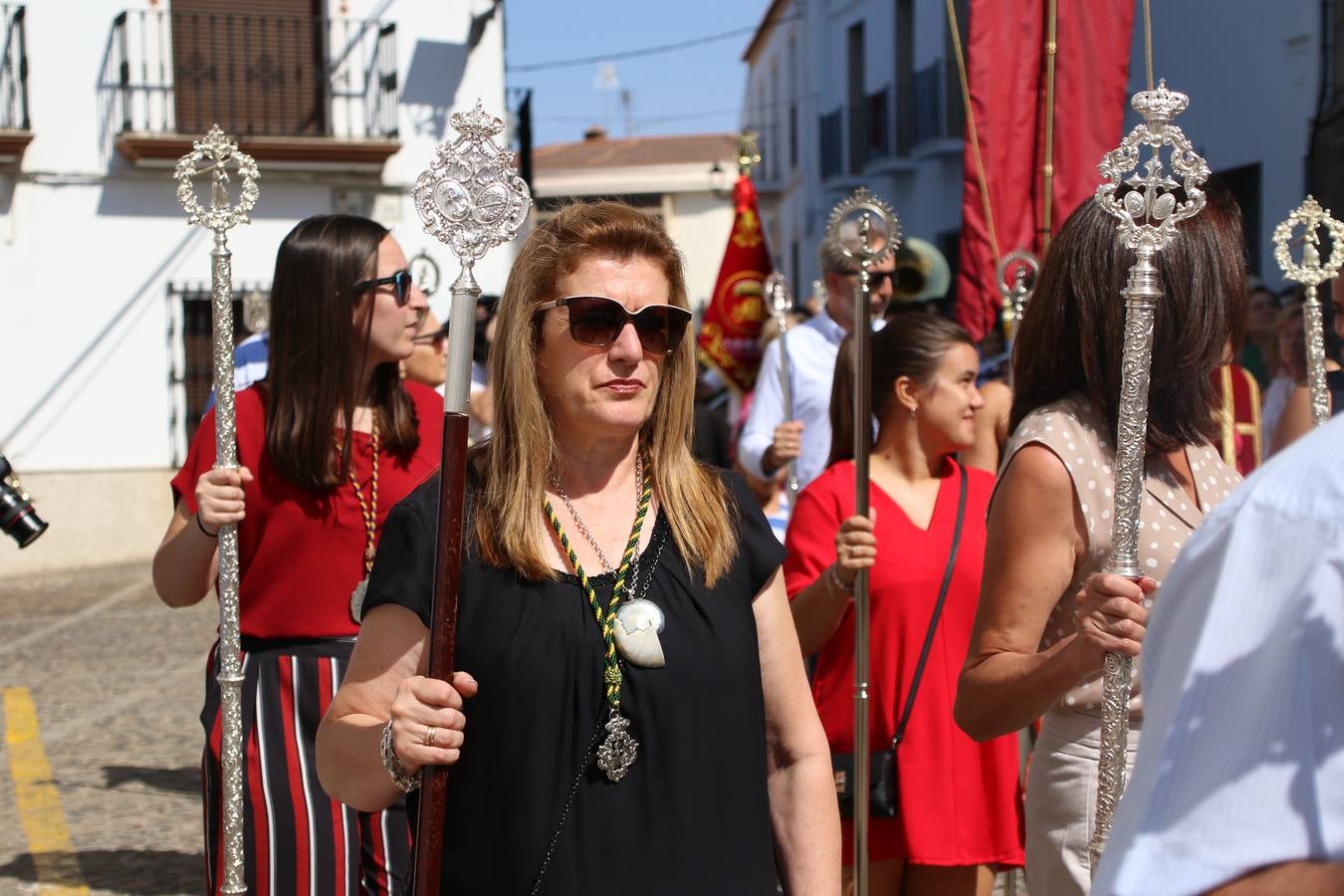 El popular 'Barrio Alto' vuelve, un año más, a lucir engalanado con motivo de la festividad de San Bartolomé, patrón de Jerez de los Caballeros. Ayer, vivía la primera jornada de su tradicional «velá» en la que el «diablo» fue el principal protagonista. Esta mañana, la fiesta continuaba con la procesión y los juegos populares. Autoridades civiles y religiosas, miembros de las diferentes hermandades y cofradías del municipio, la Agrupación Musical 'Nuestro Padre Jesús Nazareno', la Asociación Musical Jerez de los Caballeros y numerosos vecinos han acompañado a las imágenes de San Bartolomé y la Virgen del Reposo entre vítores. Mientras, los más pequeños han disfrutado con los juegos populares y las actividades acuáticas.