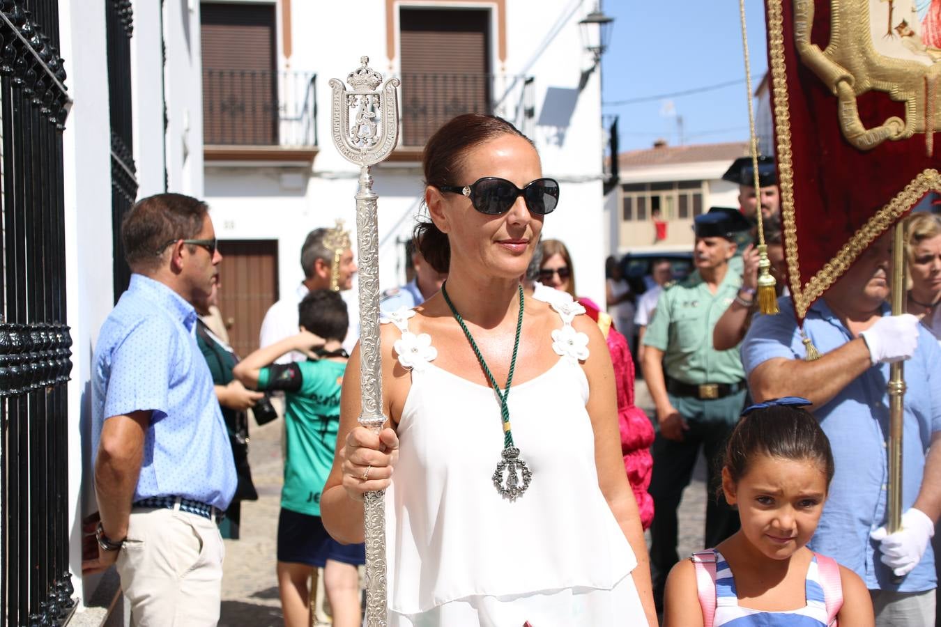 El popular 'Barrio Alto' vuelve, un año más, a lucir engalanado con motivo de la festividad de San Bartolomé, patrón de Jerez de los Caballeros. Ayer, vivía la primera jornada de su tradicional «velá» en la que el «diablo» fue el principal protagonista. Esta mañana, la fiesta continuaba con la procesión y los juegos populares. Autoridades civiles y religiosas, miembros de las diferentes hermandades y cofradías del municipio, la Agrupación Musical 'Nuestro Padre Jesús Nazareno', la Asociación Musical Jerez de los Caballeros y numerosos vecinos han acompañado a las imágenes de San Bartolomé y la Virgen del Reposo entre vítores. Mientras, los más pequeños han disfrutado con los juegos populares y las actividades acuáticas.